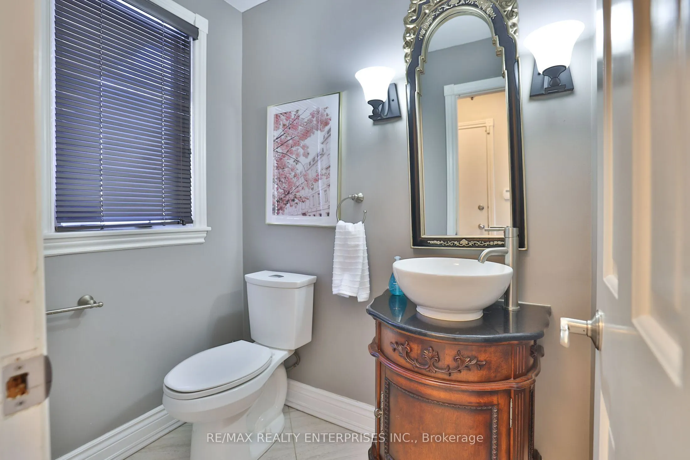 208 Mineola Road W