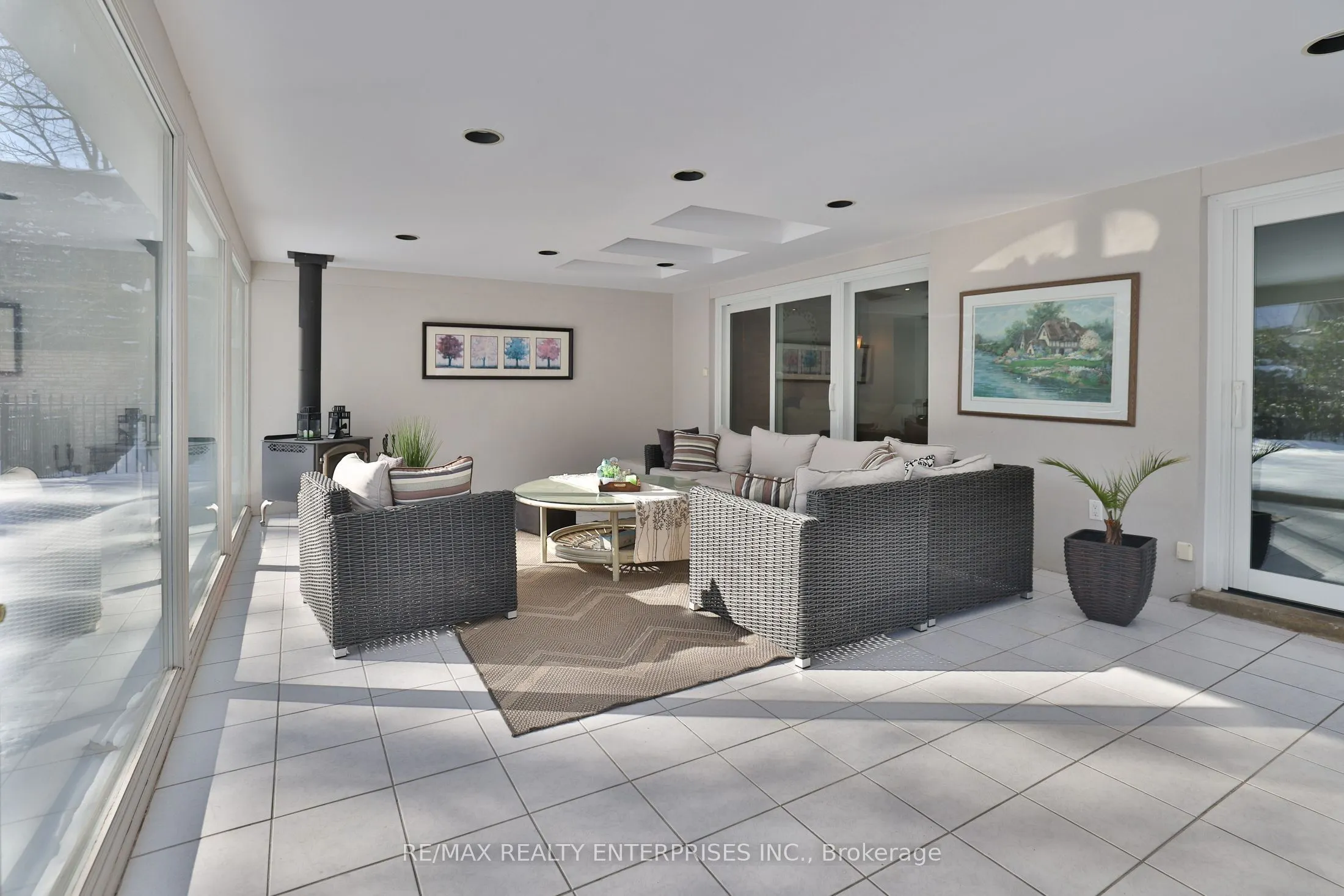 208 Mineola Road W