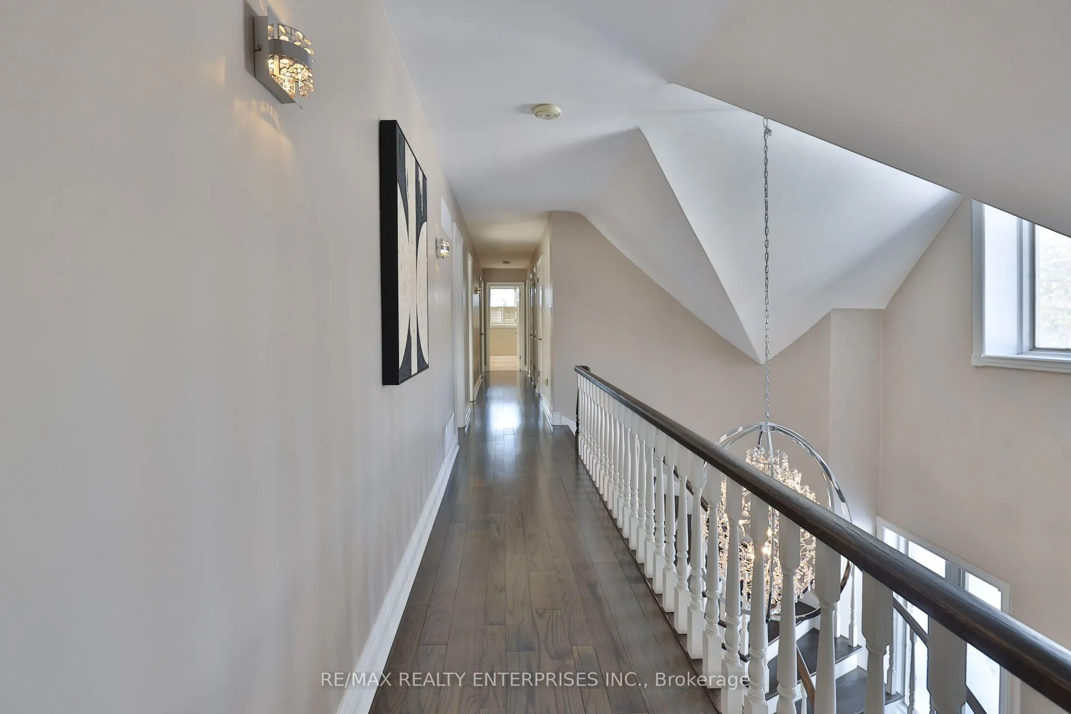 208 Mineola Road W