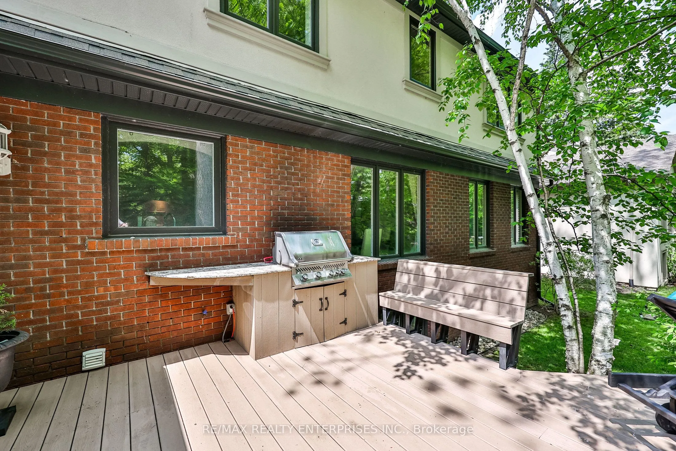 208 Mineola Road W