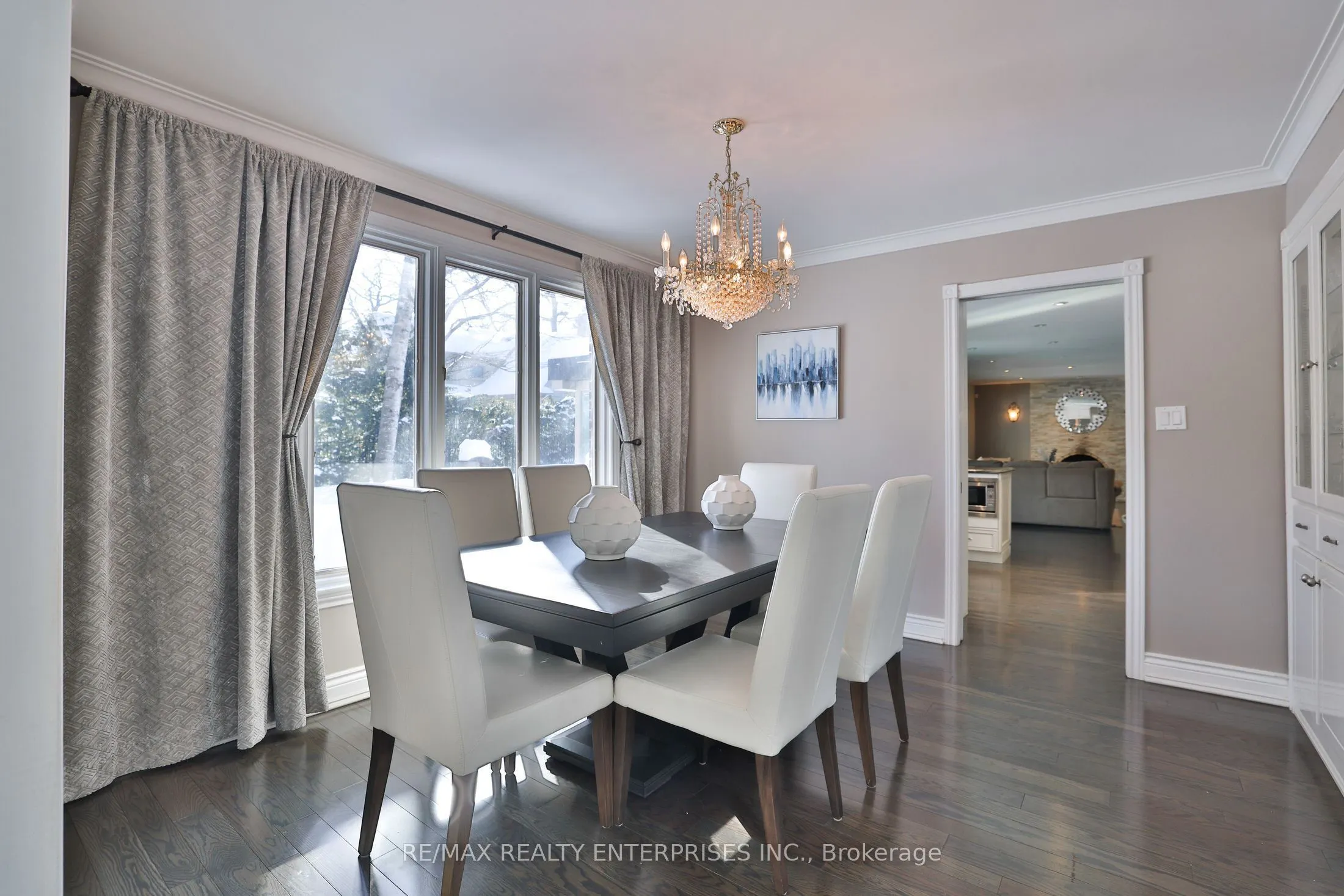 208 Mineola Road W