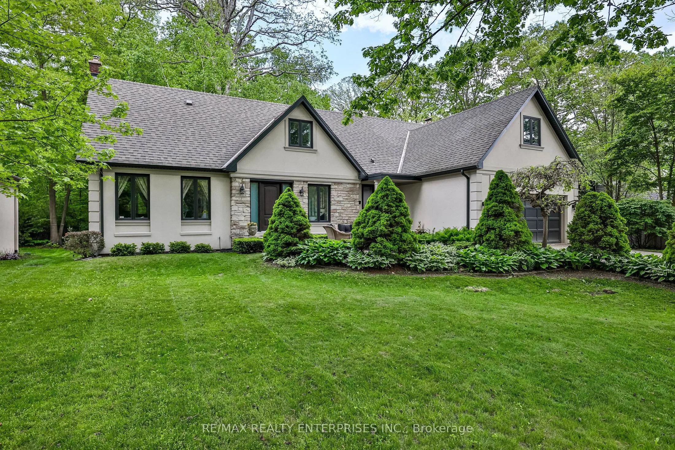 208 Mineola Road W