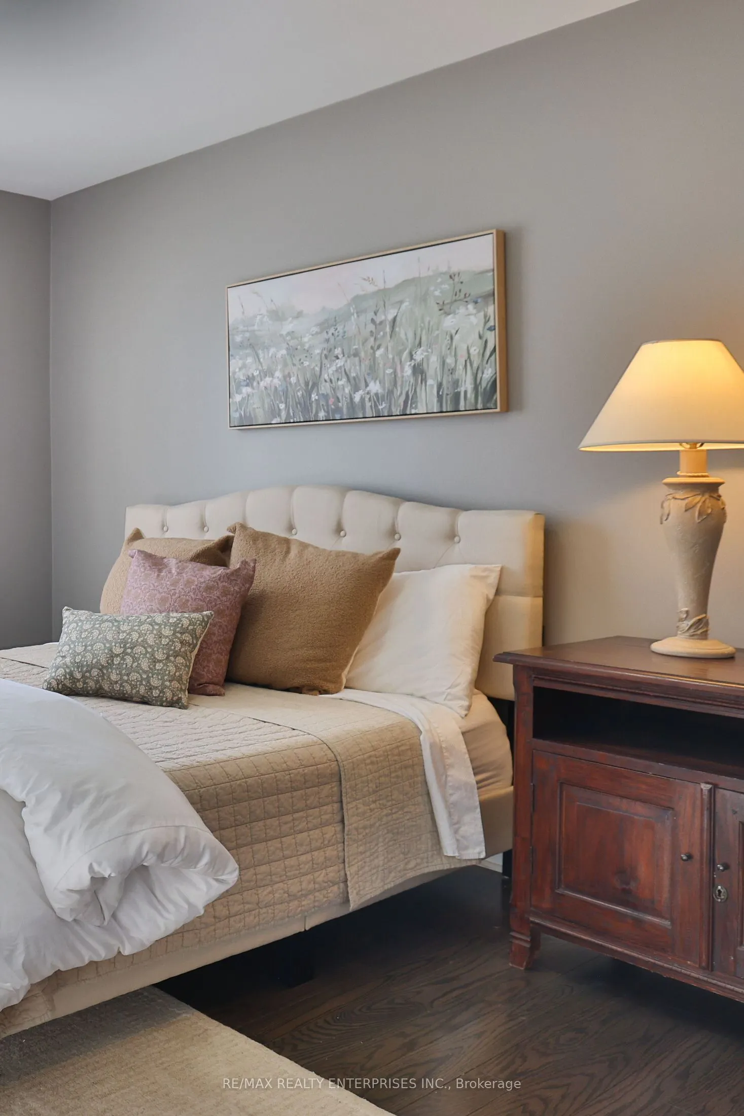 208 Mineola Road W