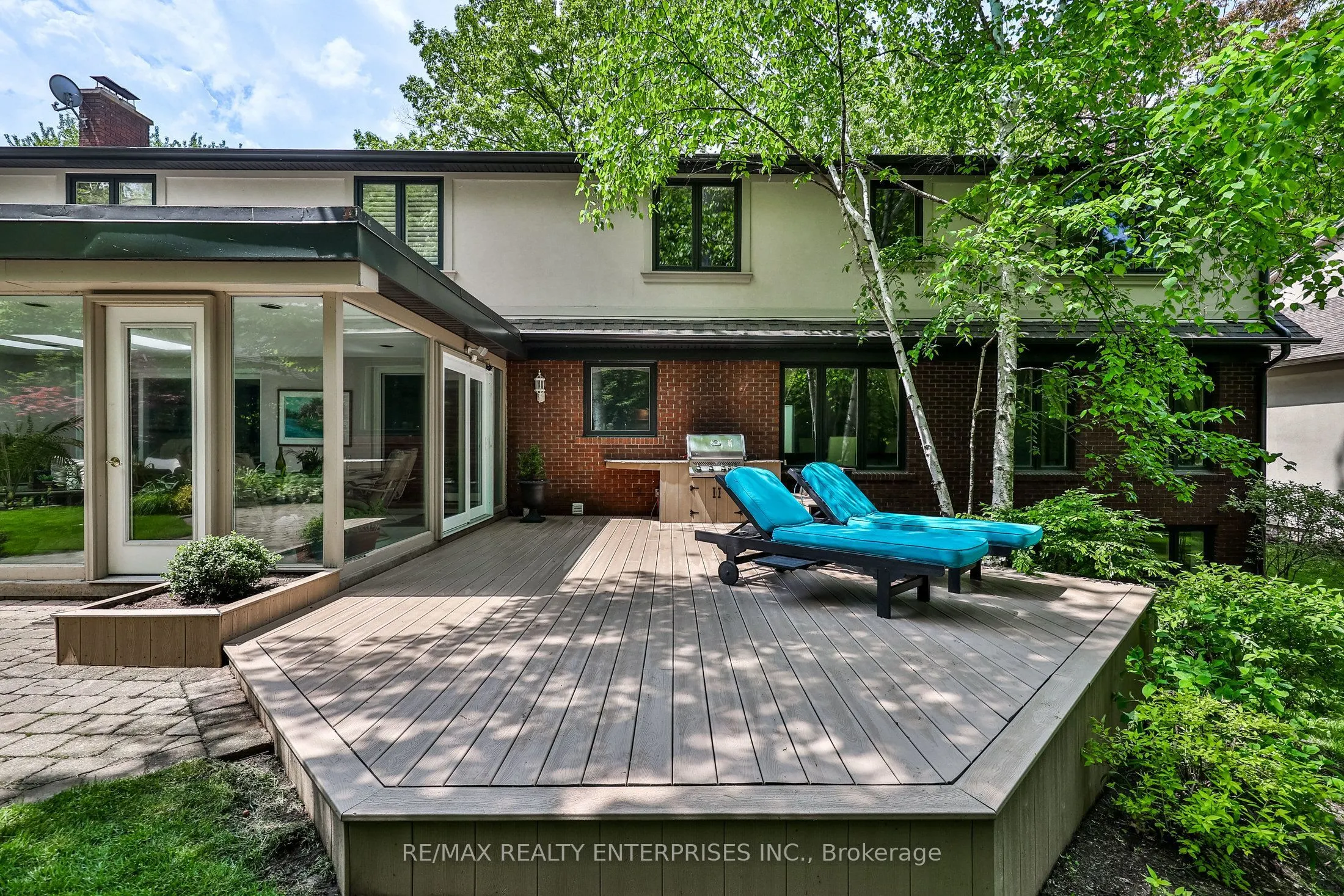 208 Mineola Road W