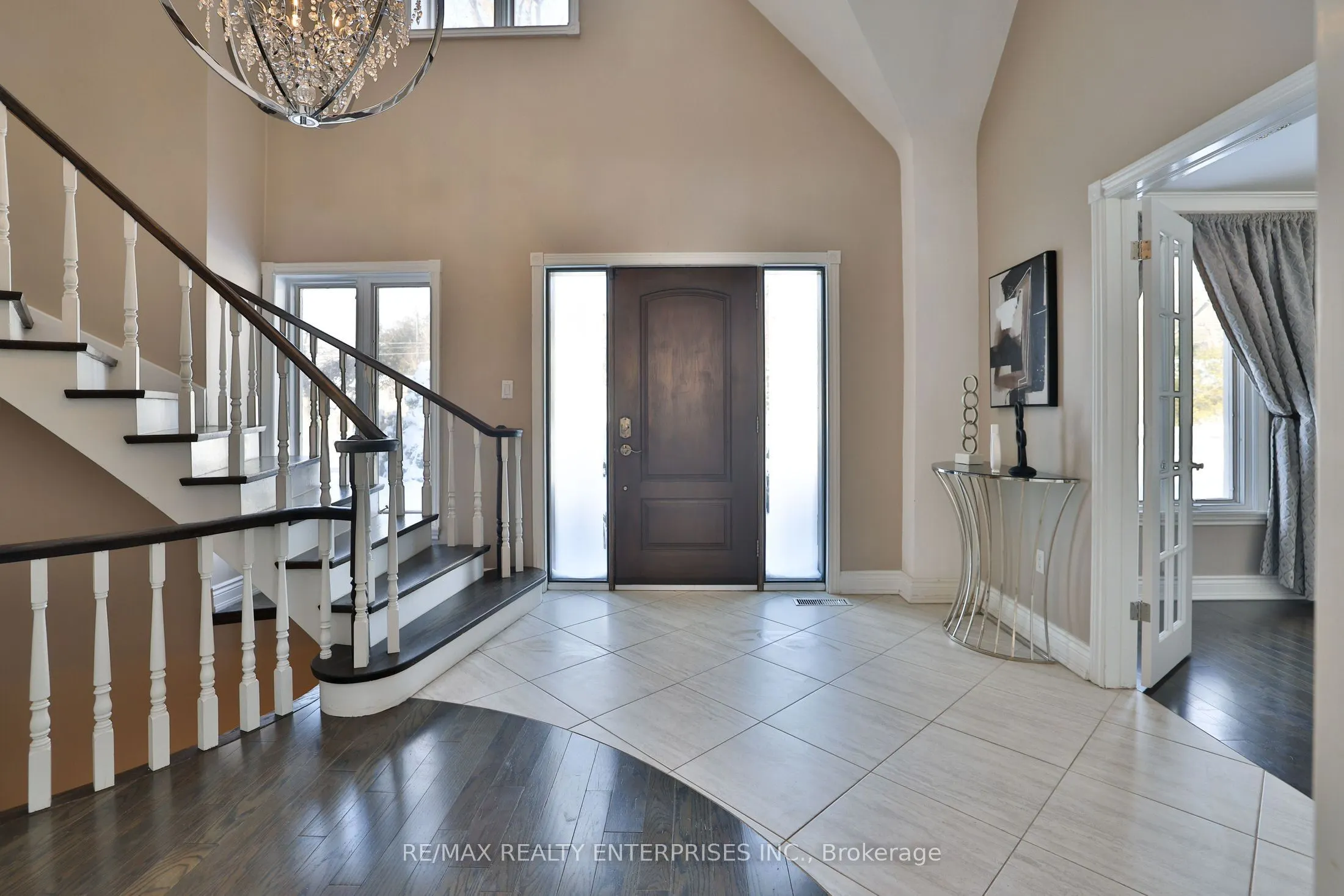 208 Mineola Road W