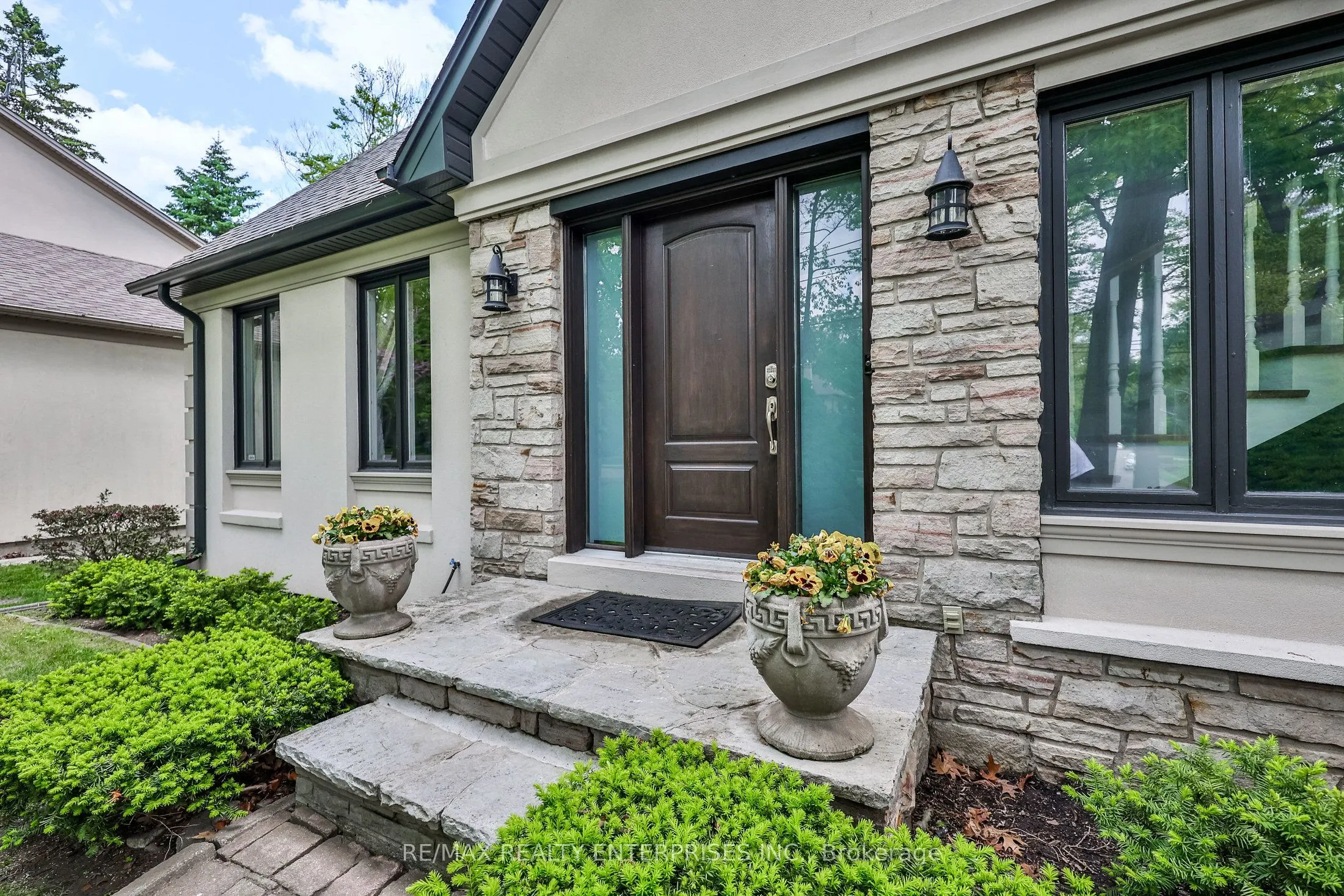 208 Mineola Road W
