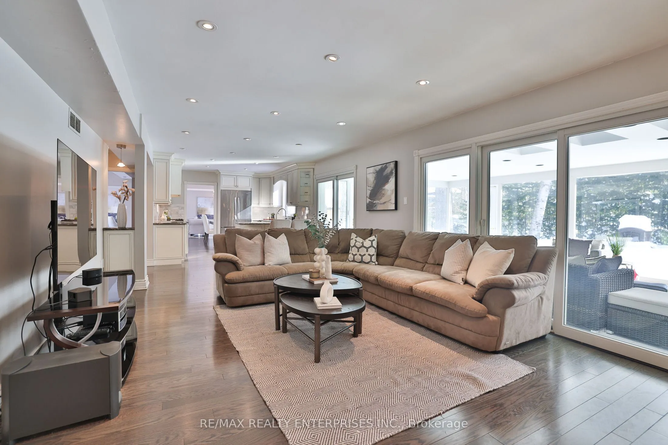 208 Mineola Road W