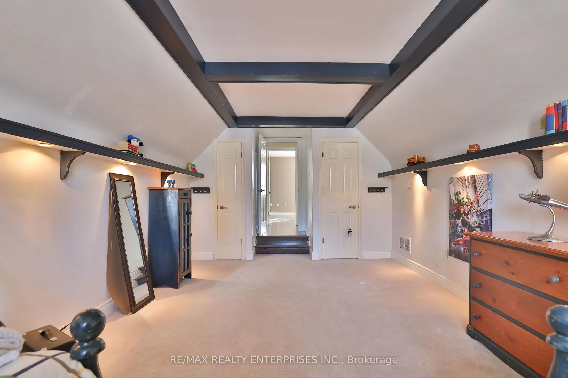 208 Mineola Road W