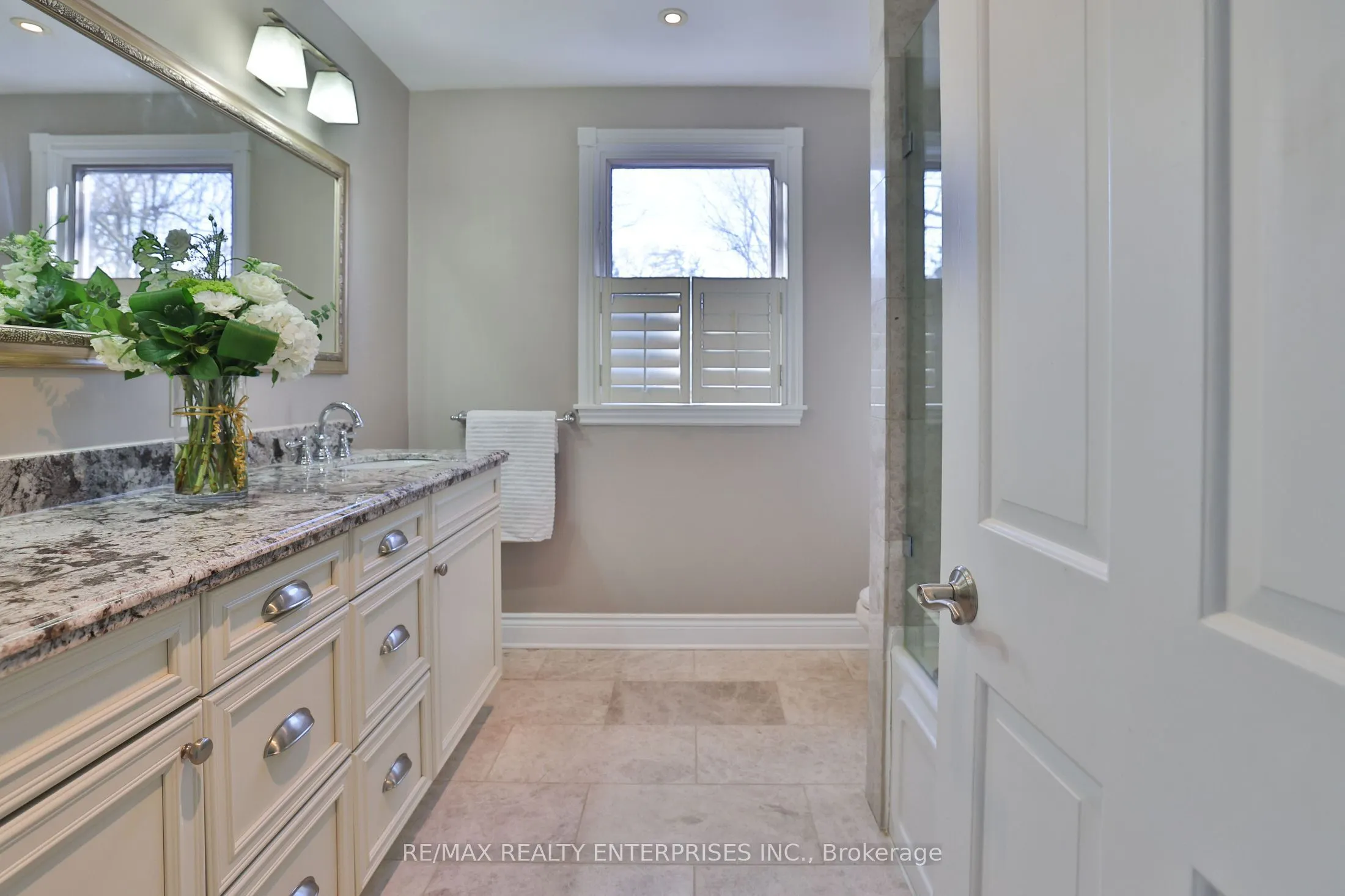 208 Mineola Road W
