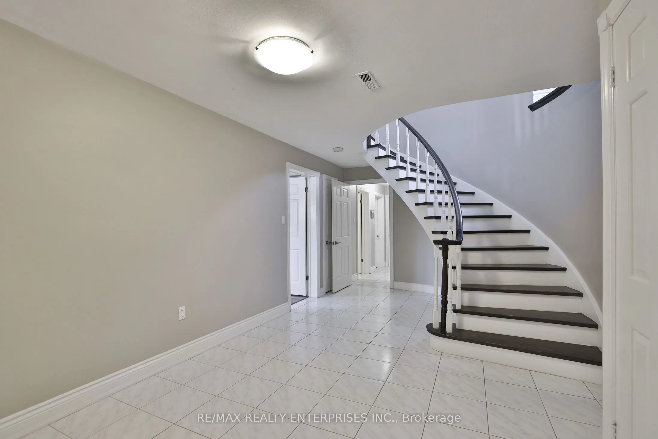 208 Mineola Road W