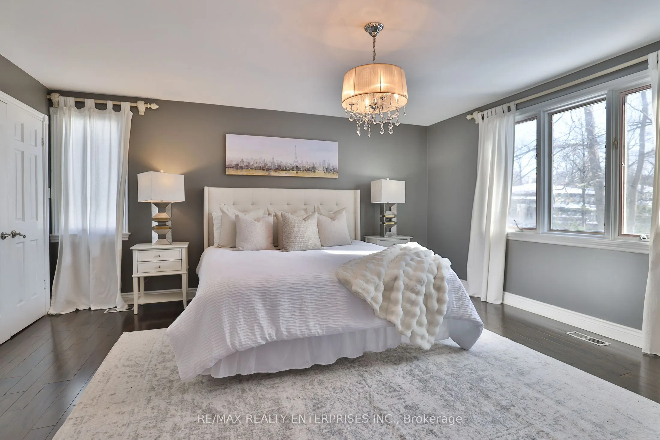 208 Mineola Road W