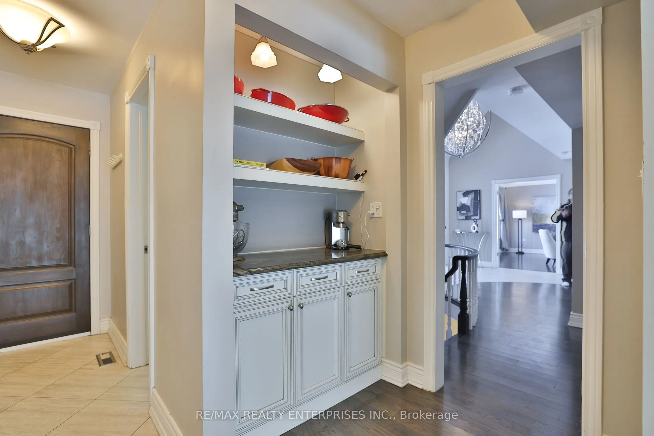 208 Mineola Road W