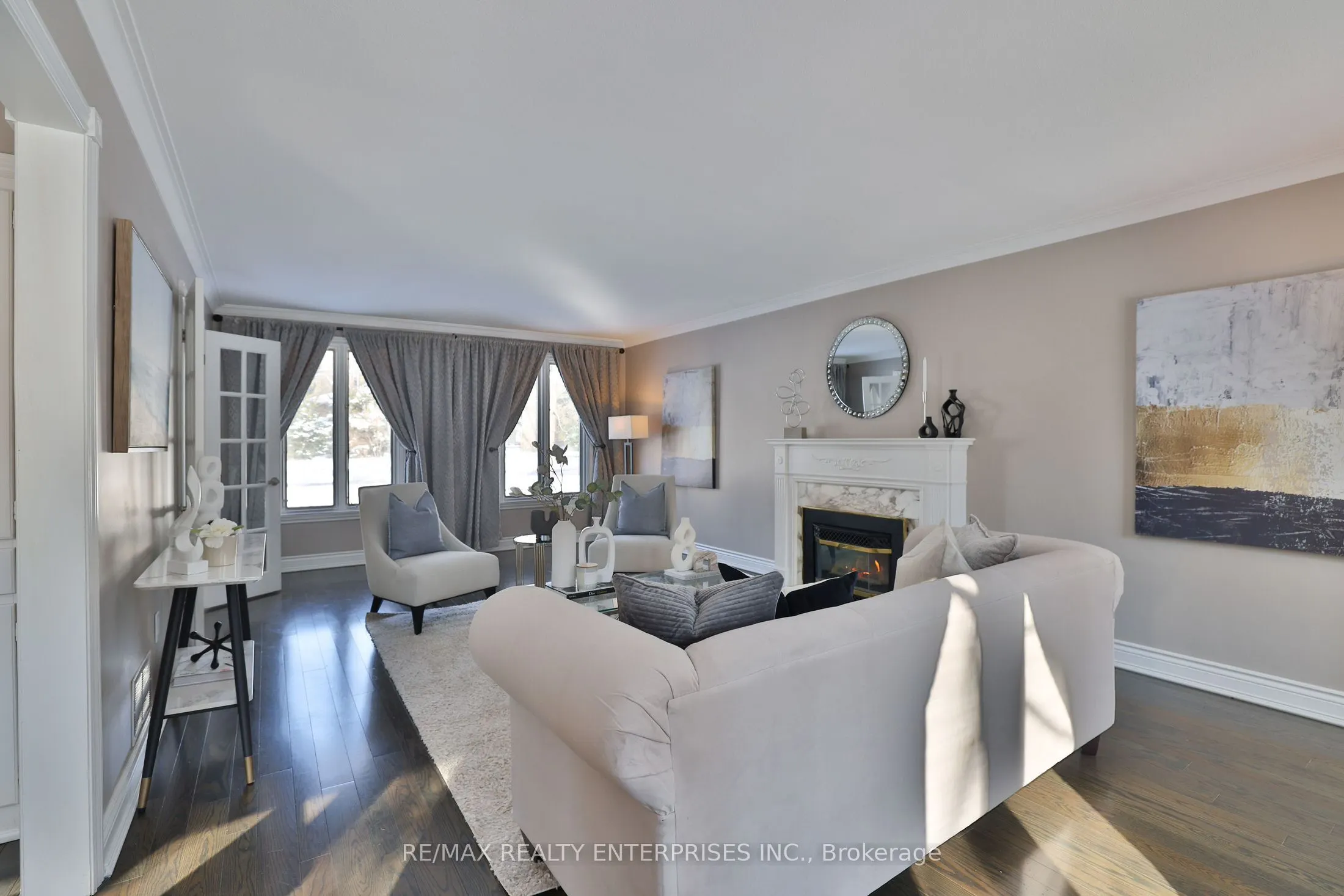208 Mineola Road W