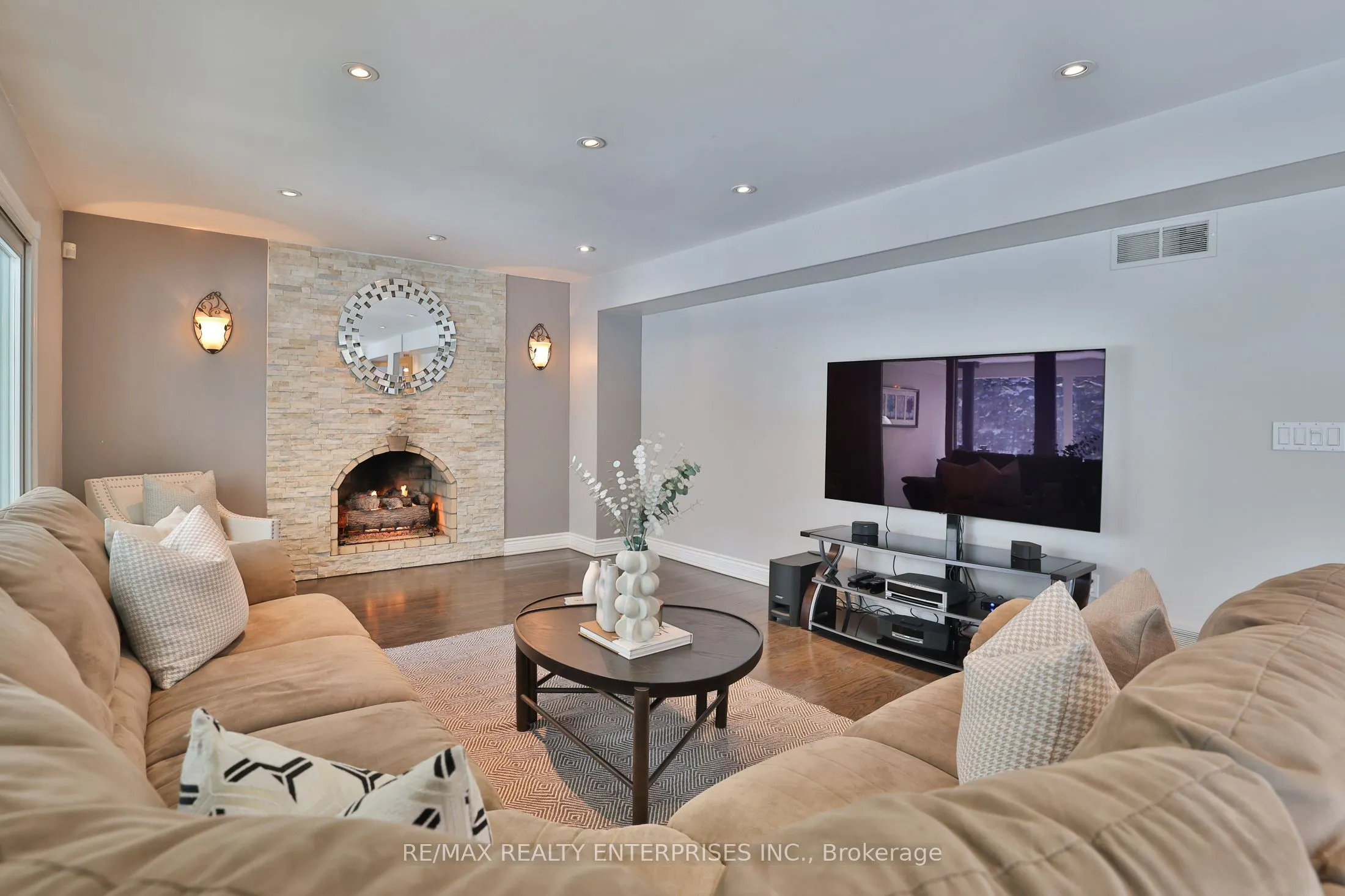 208 Mineola Road W