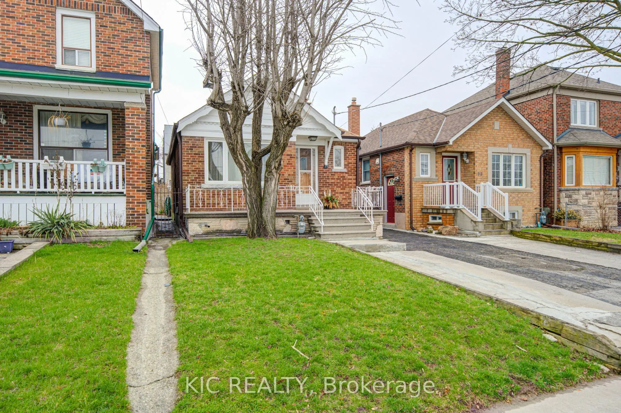 35 Montcalm Avenue NW