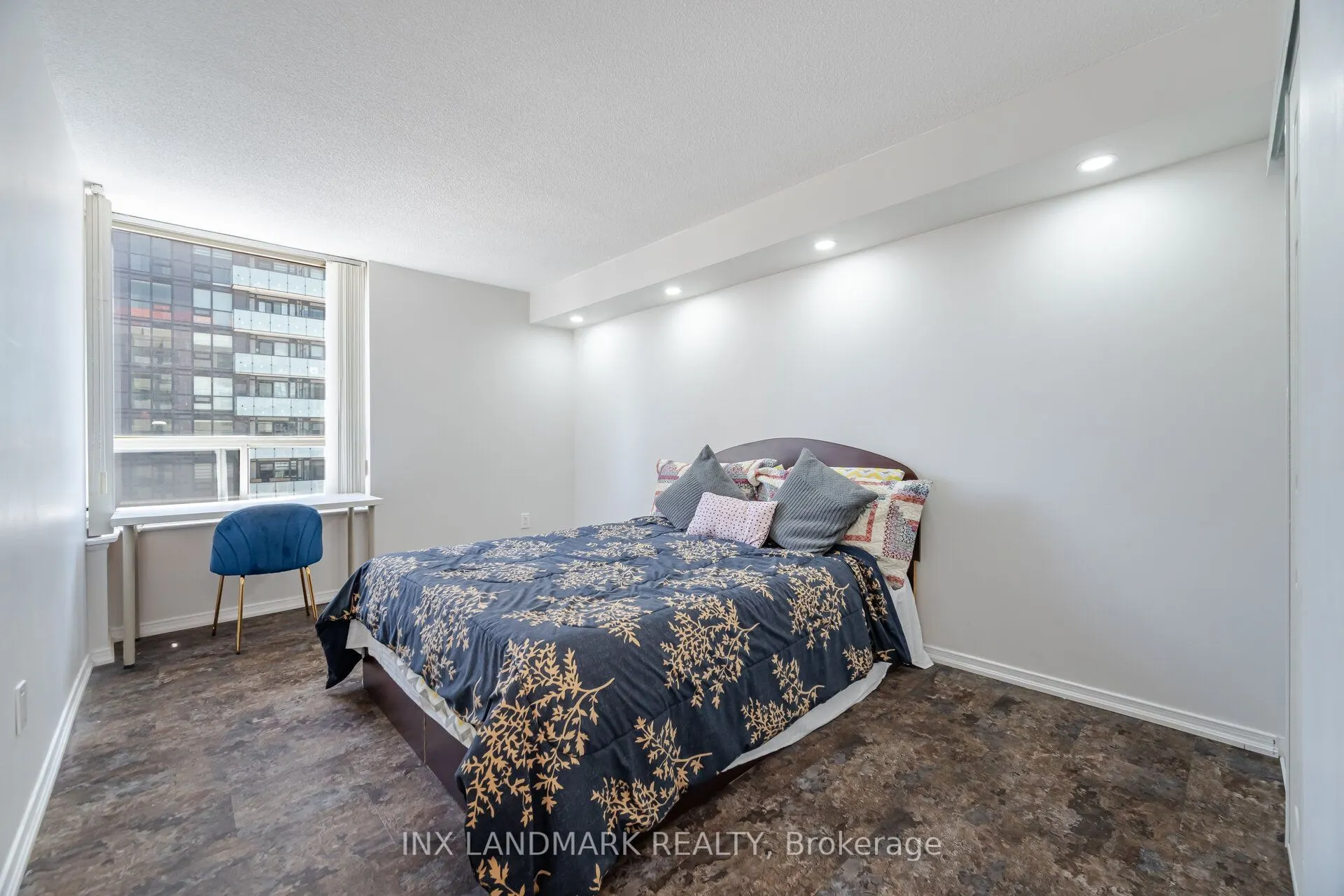 330 Rathburn Road W #2008