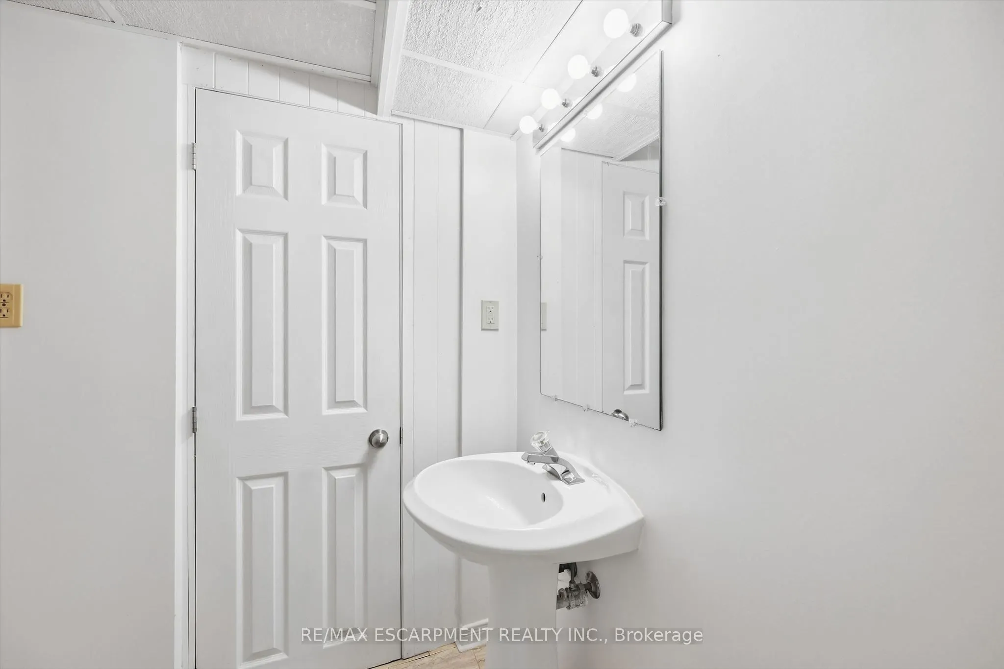 1548 Newlands Crescent #14