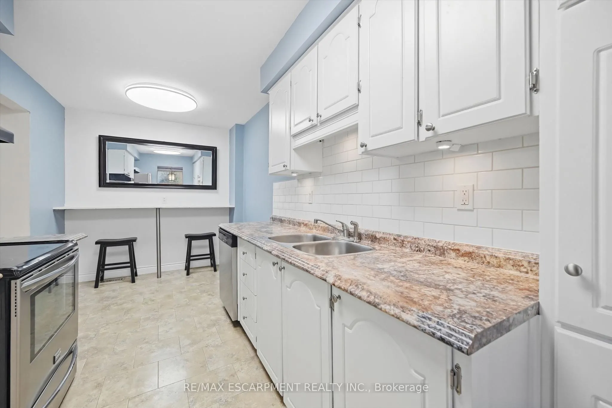 1548 Newlands Crescent #14