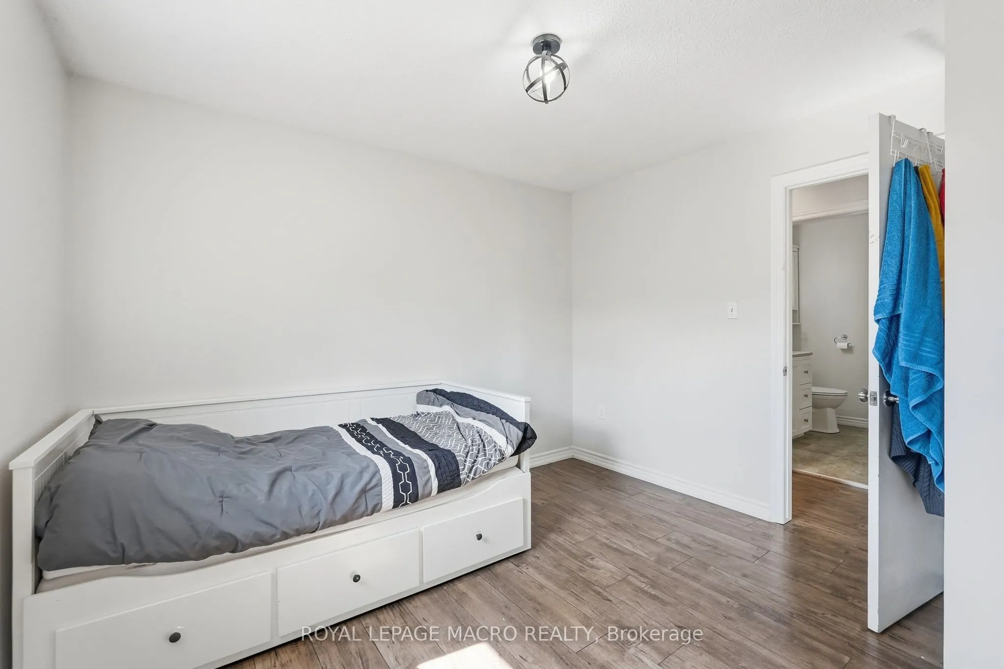 2328 Malcolm Crescent