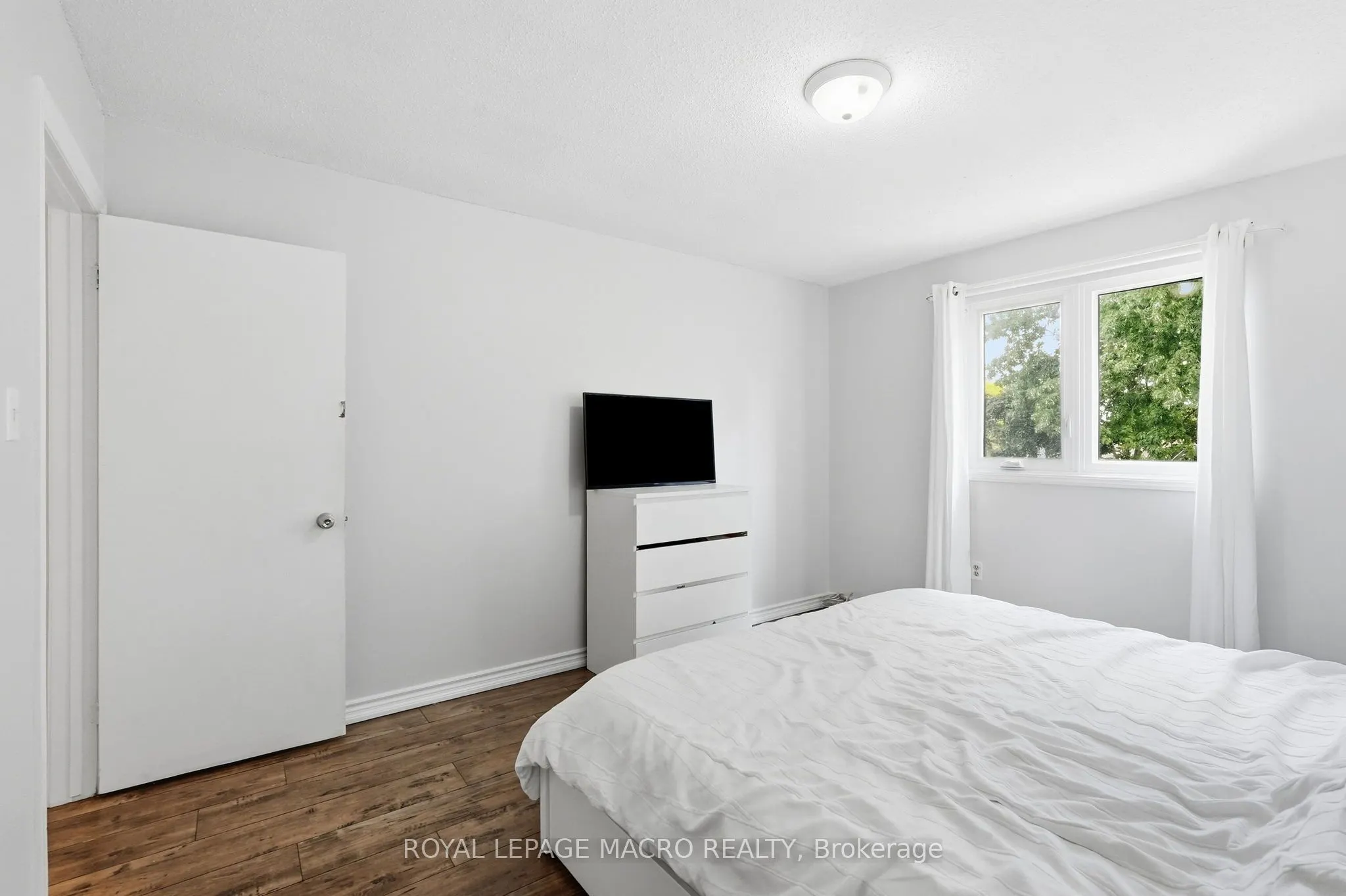 2328 Malcolm Crescent