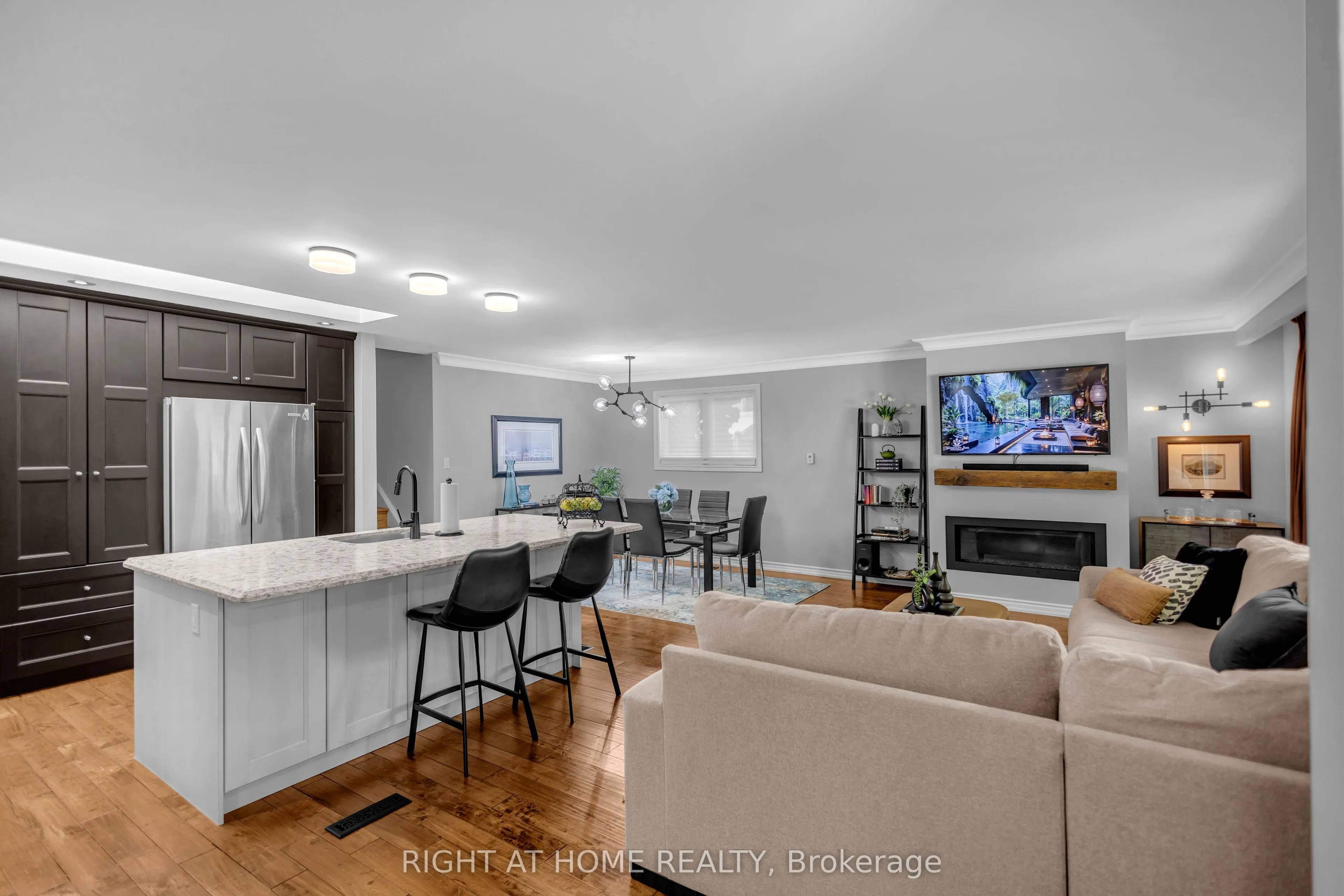1432 Dewbourne Crescent
