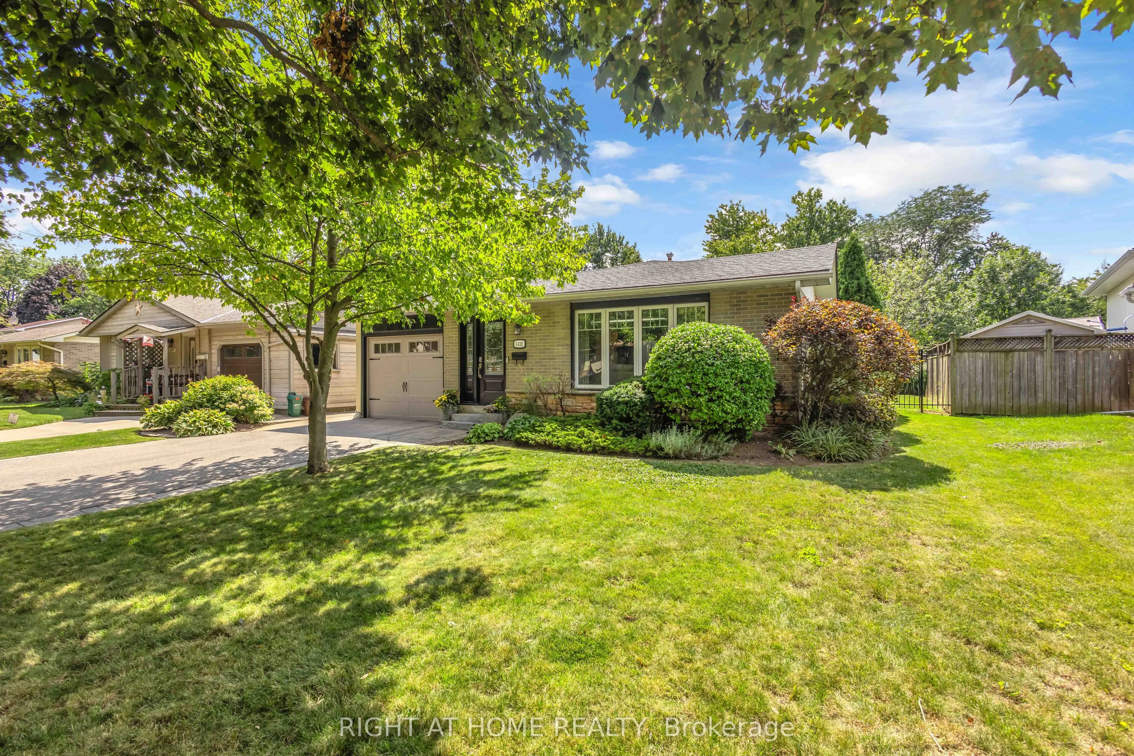1432 Dewbourne Crescent