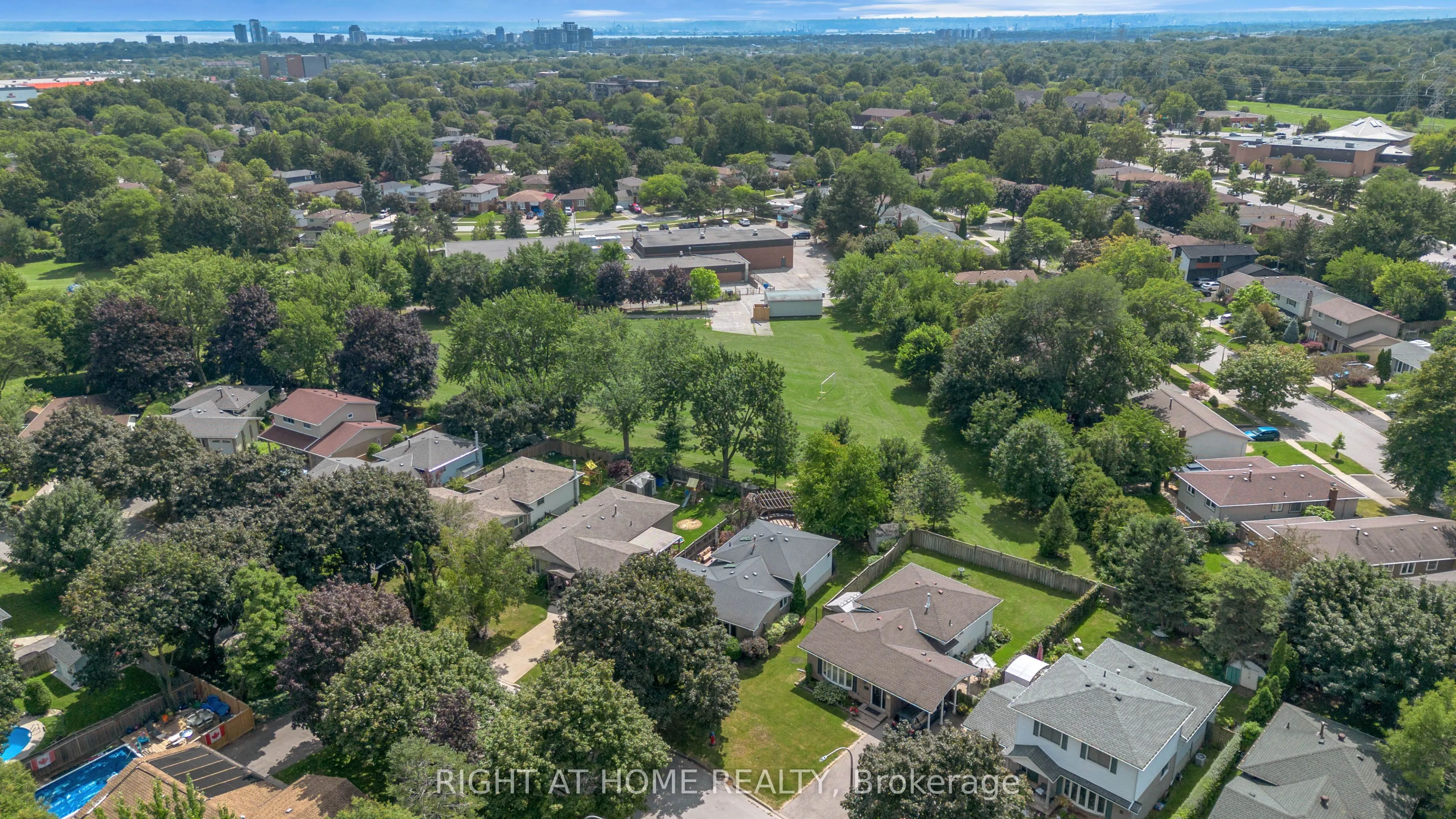1432 Dewbourne Crescent