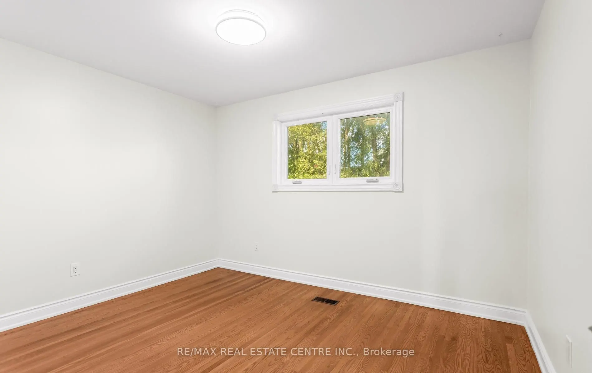 879 Consort Crescent