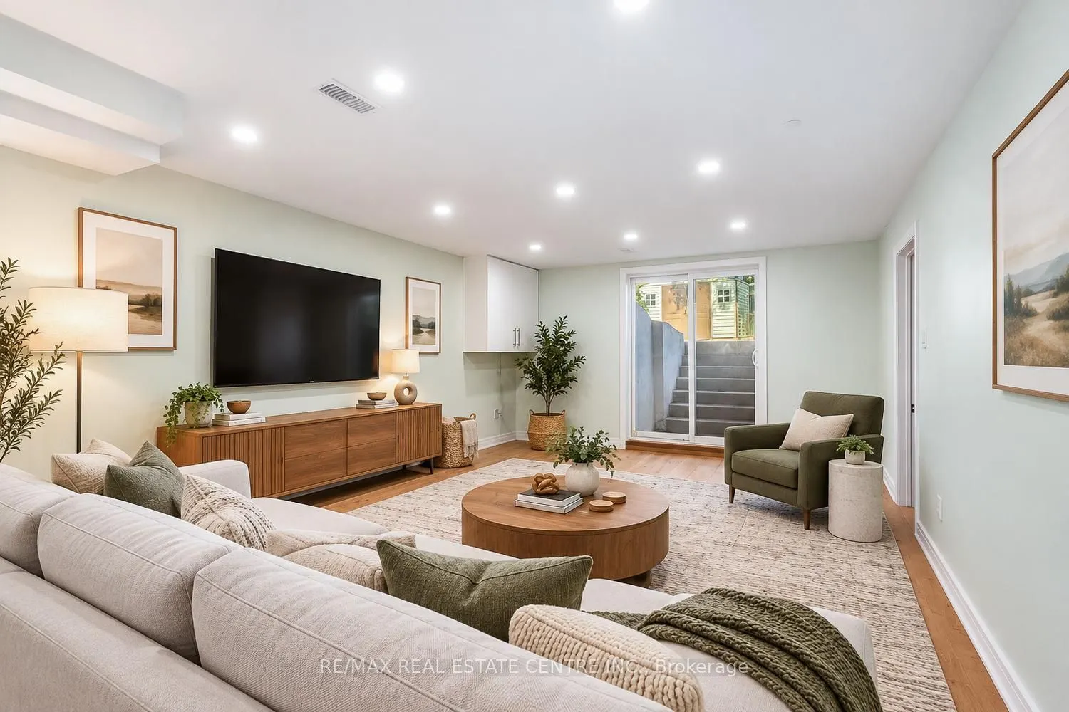 879 Consort Crescent