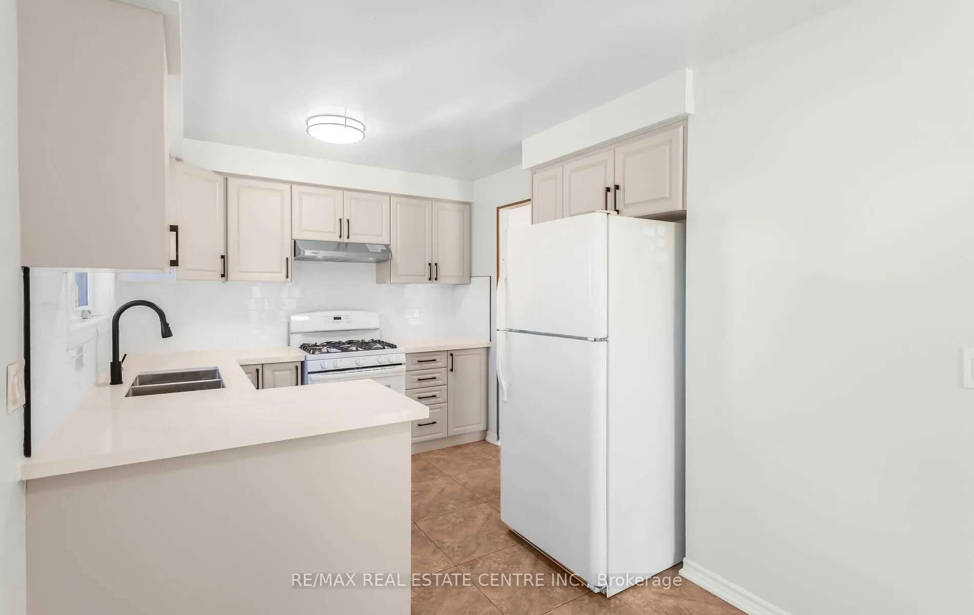 879 Consort Crescent