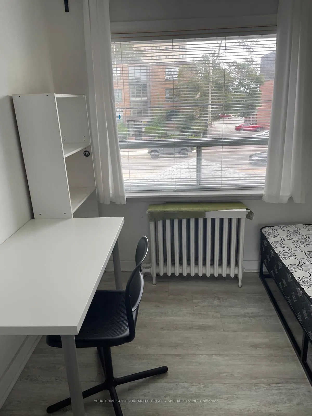 2518 Lake Shore Boulevard #2nd floor room