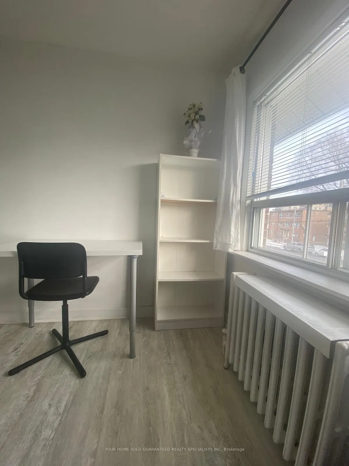 2518 Lake Shore Boulevard #2nd floor room