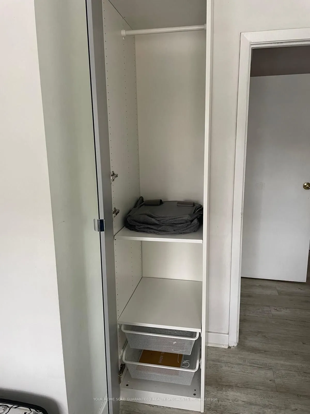 2518 Lake Shore Boulevard #2nd floor room