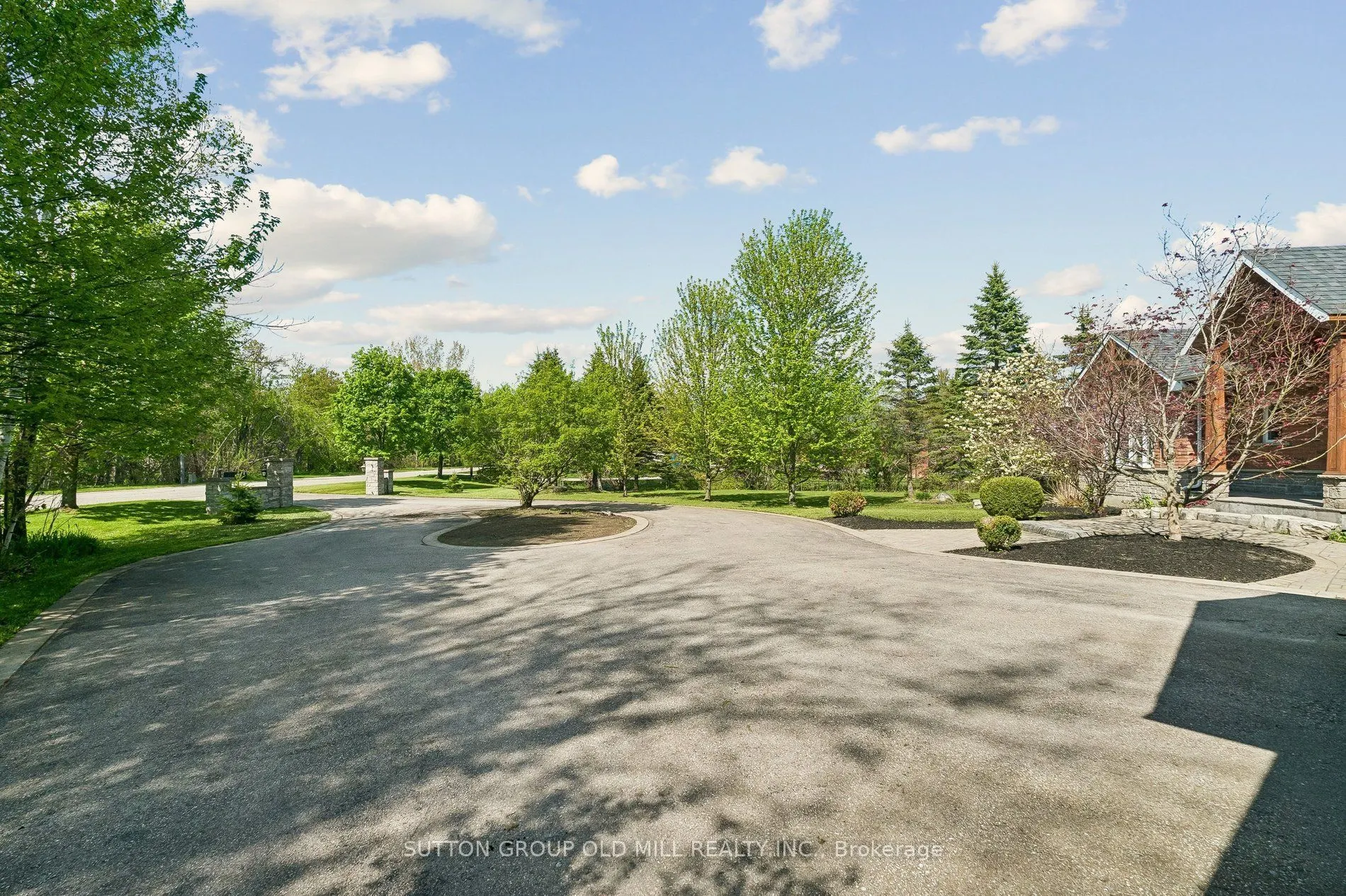 7 Rolling Meadow Drive