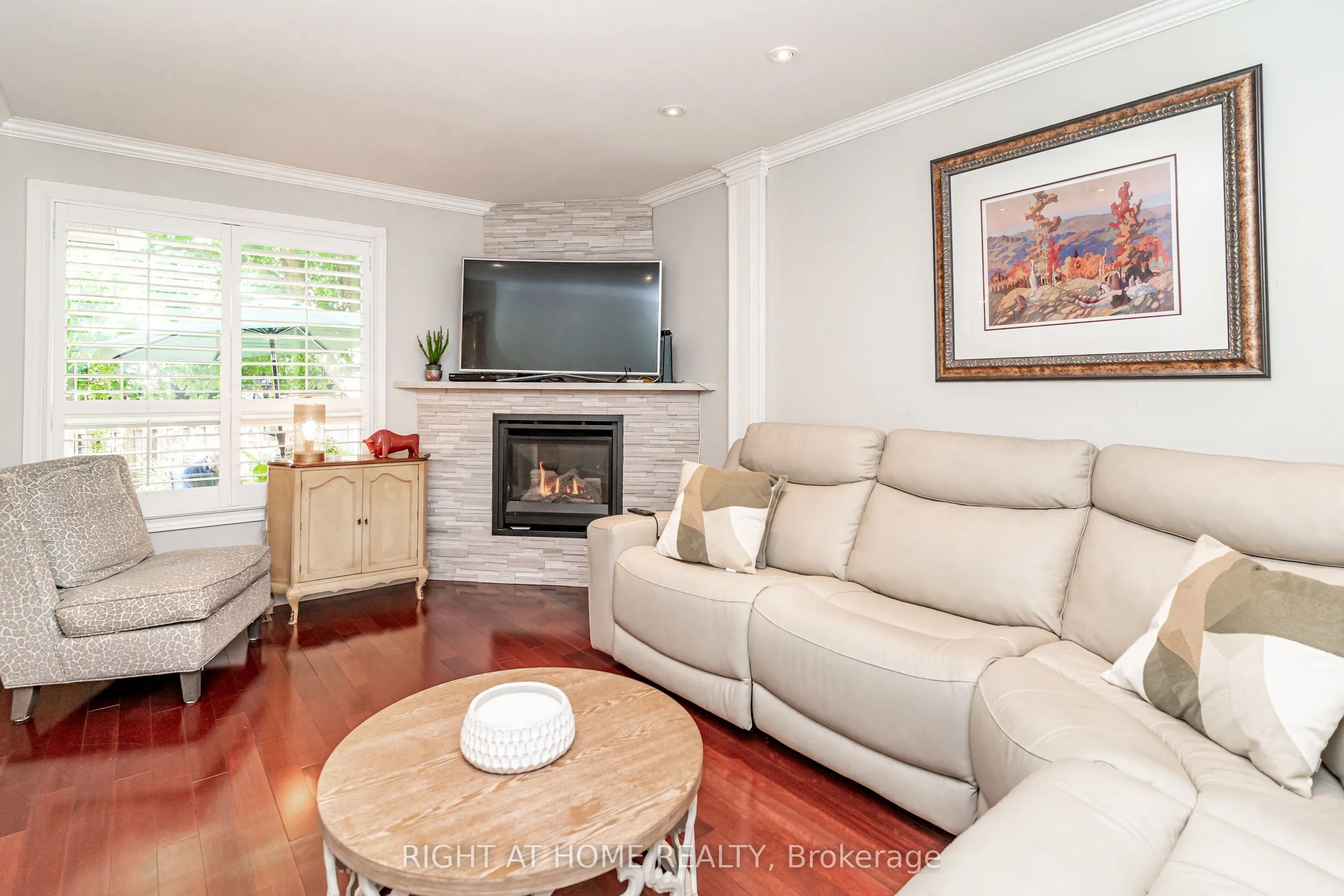 2272 Mowat Avenue #9