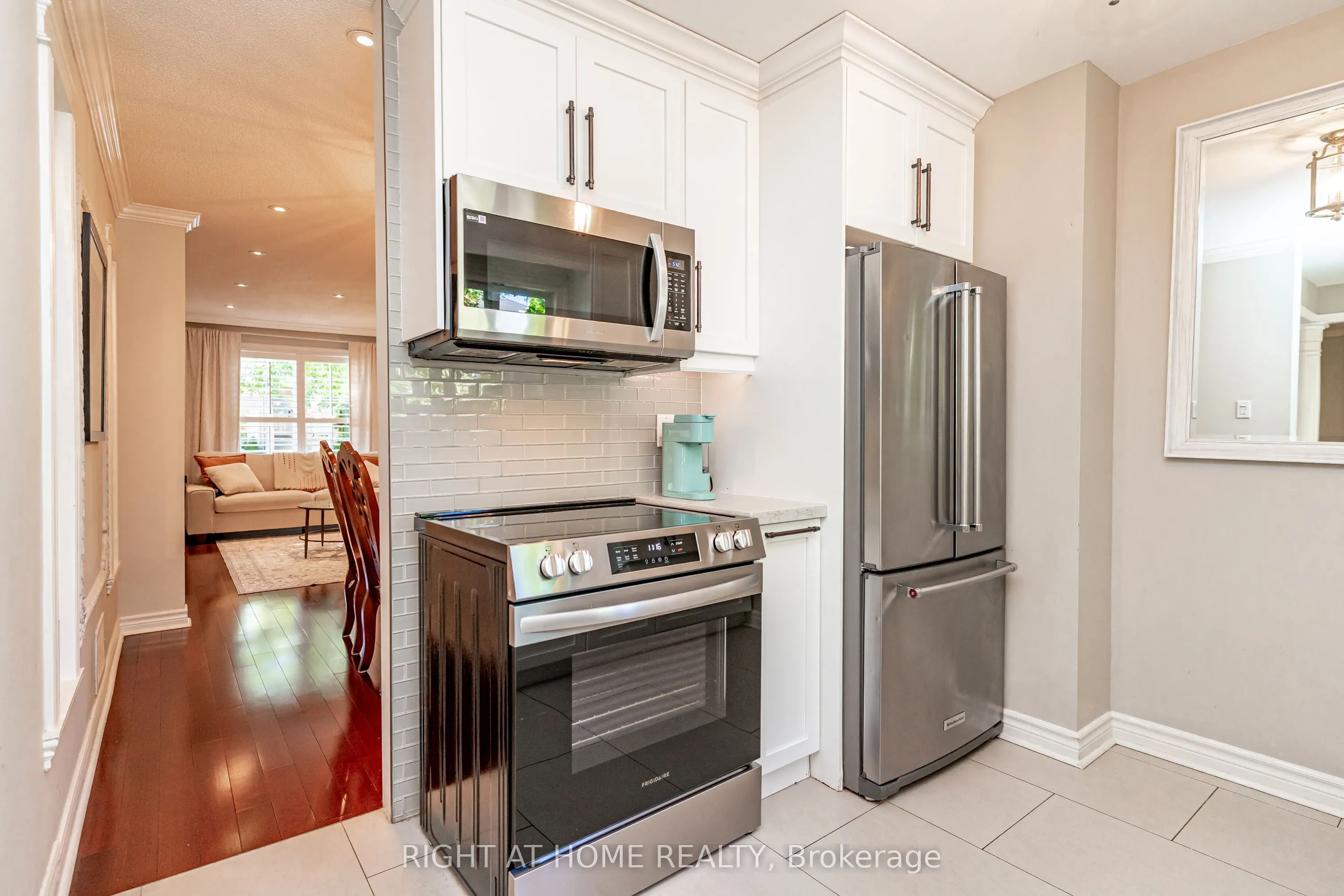 2272 Mowat Avenue #9