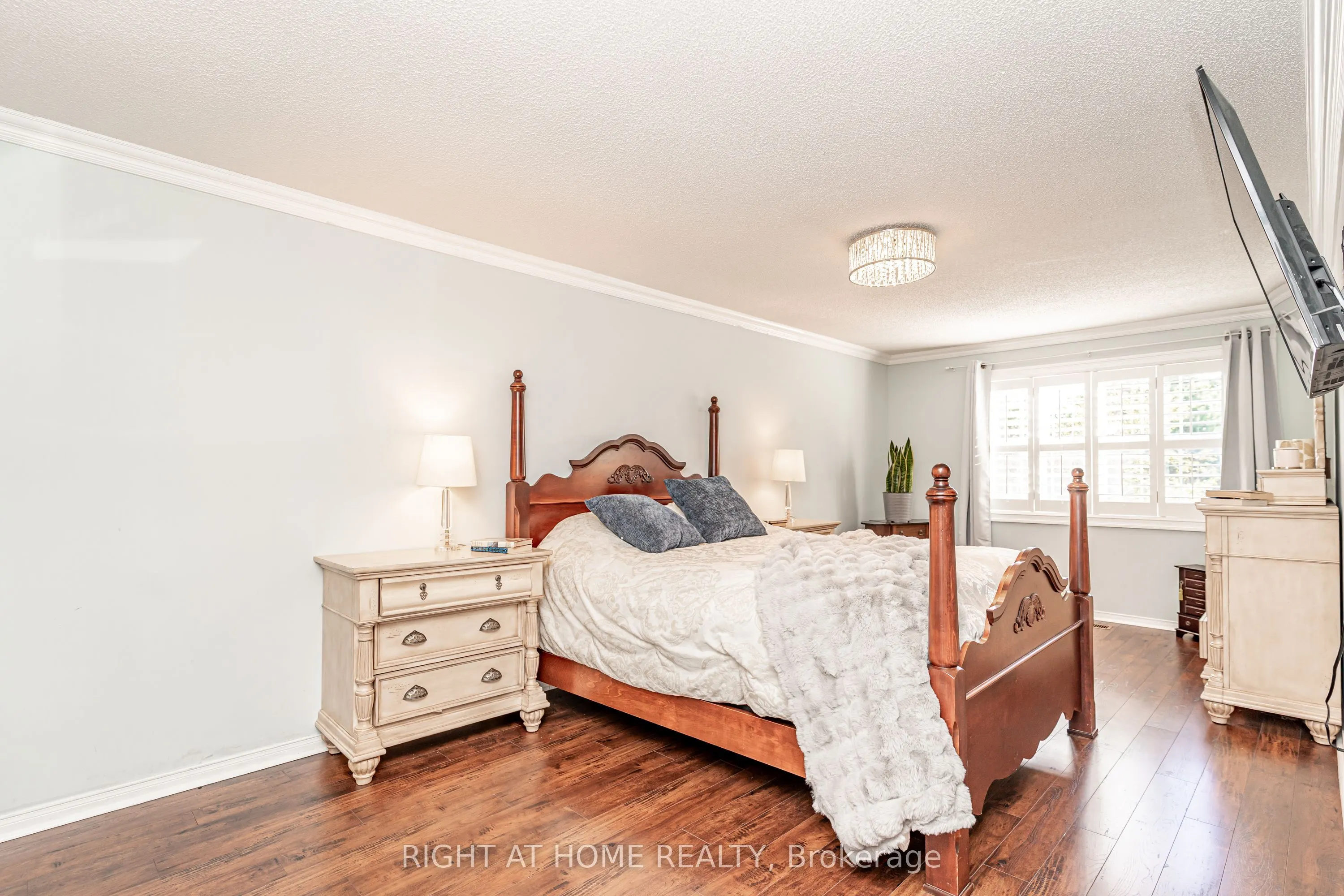 2272 Mowat Avenue #9