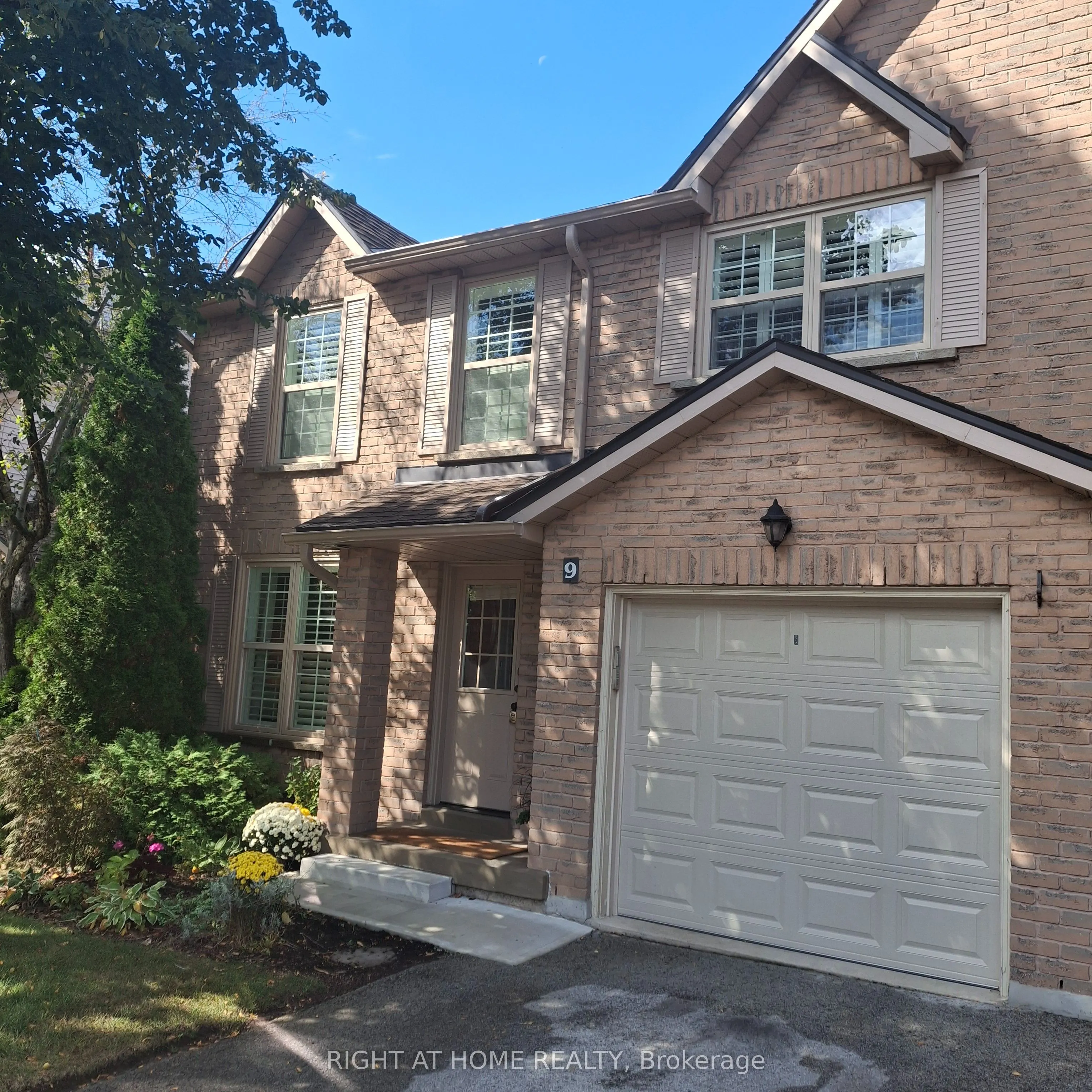 2272 Mowat Avenue #9