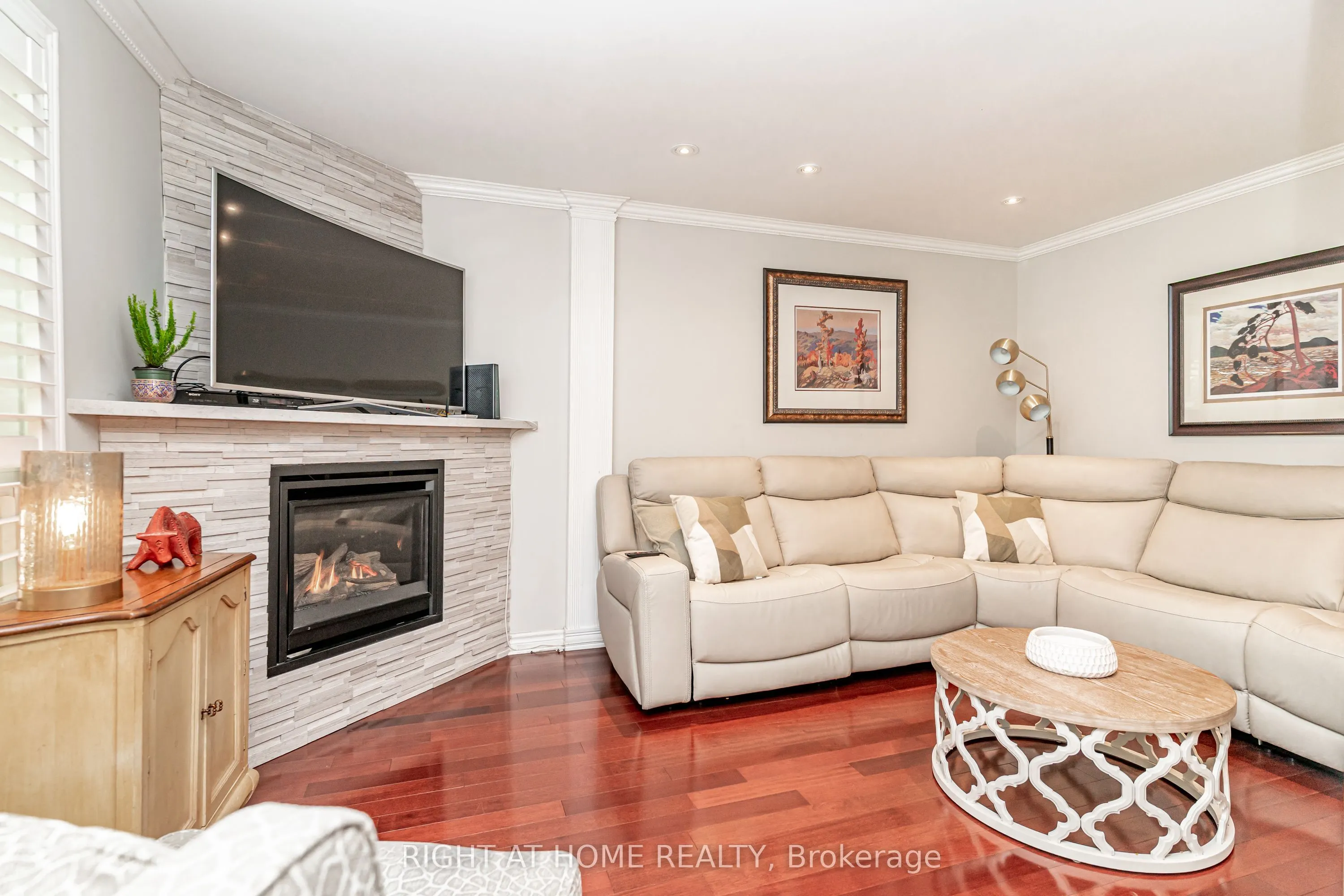 2272 Mowat Avenue #9