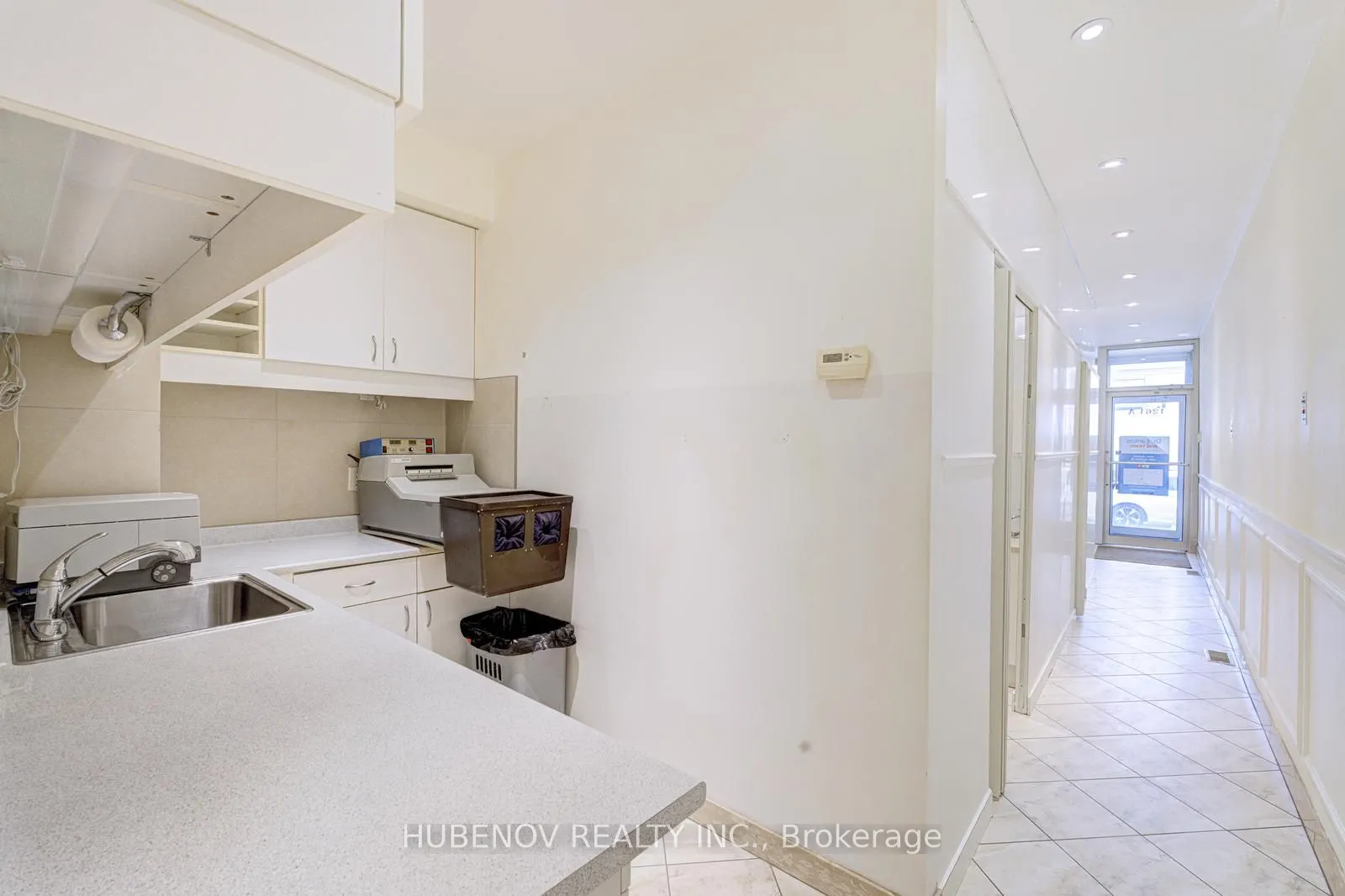 1261 St.Clair Avenue W