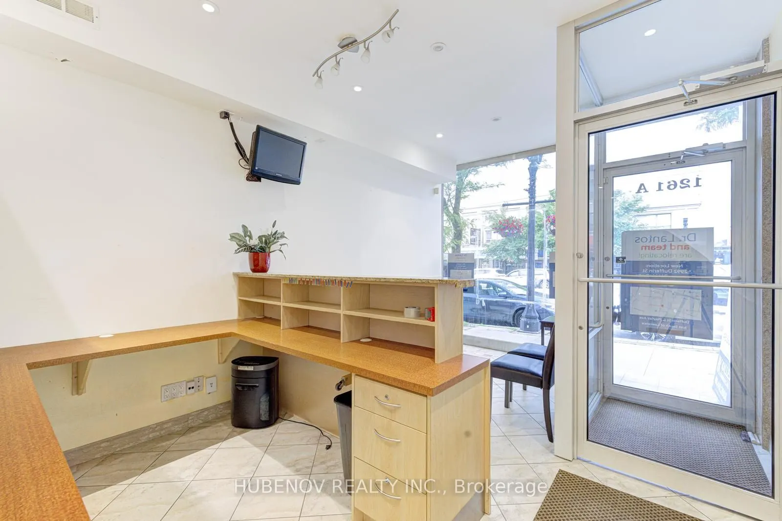 1261 St.Clair Avenue W