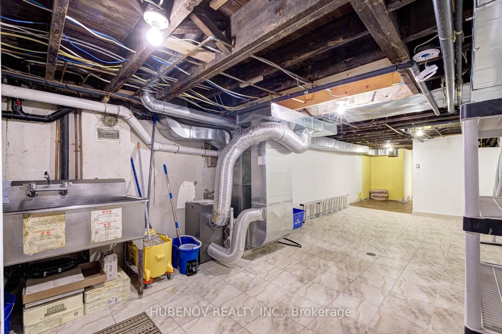 1261 St.Clair Avenue W