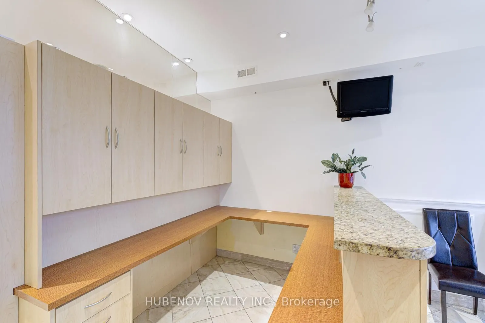 1261 St.Clair Avenue W
