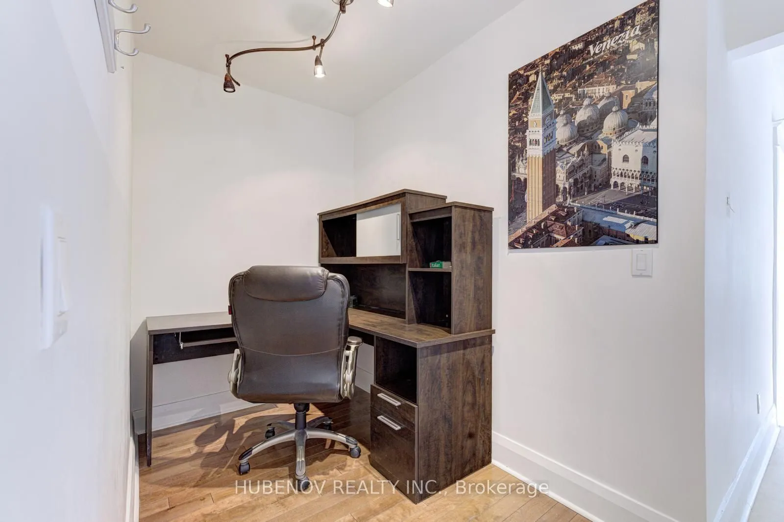 1261 St.Clair Avenue W