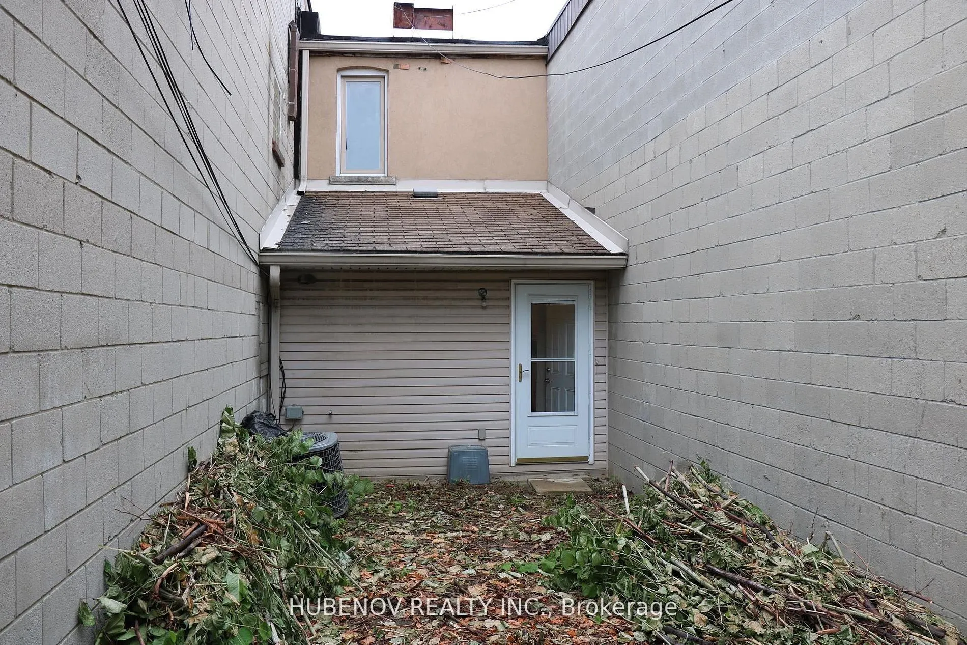 1261 St.Clair Avenue W