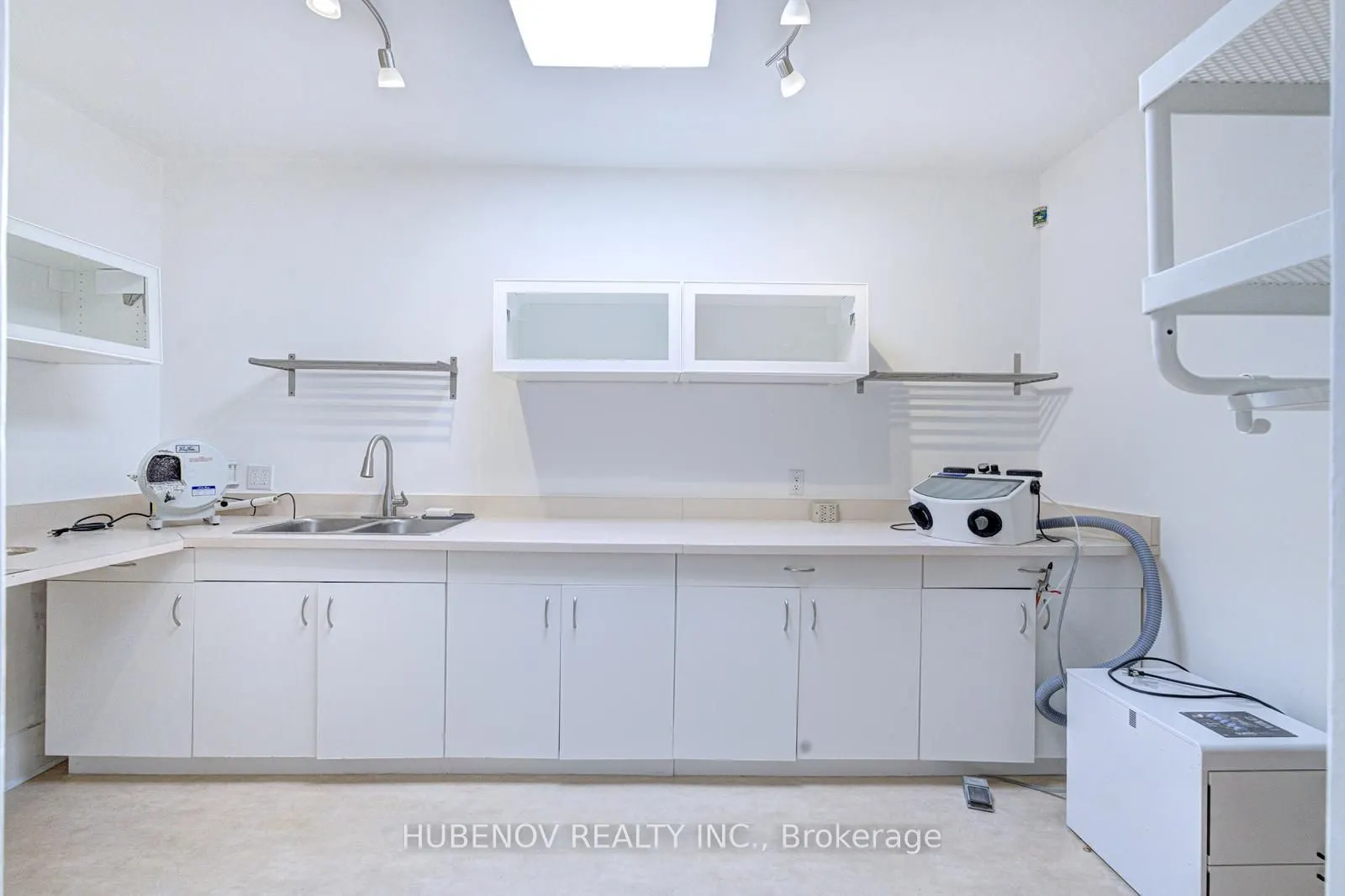 1261 St.Clair Avenue W