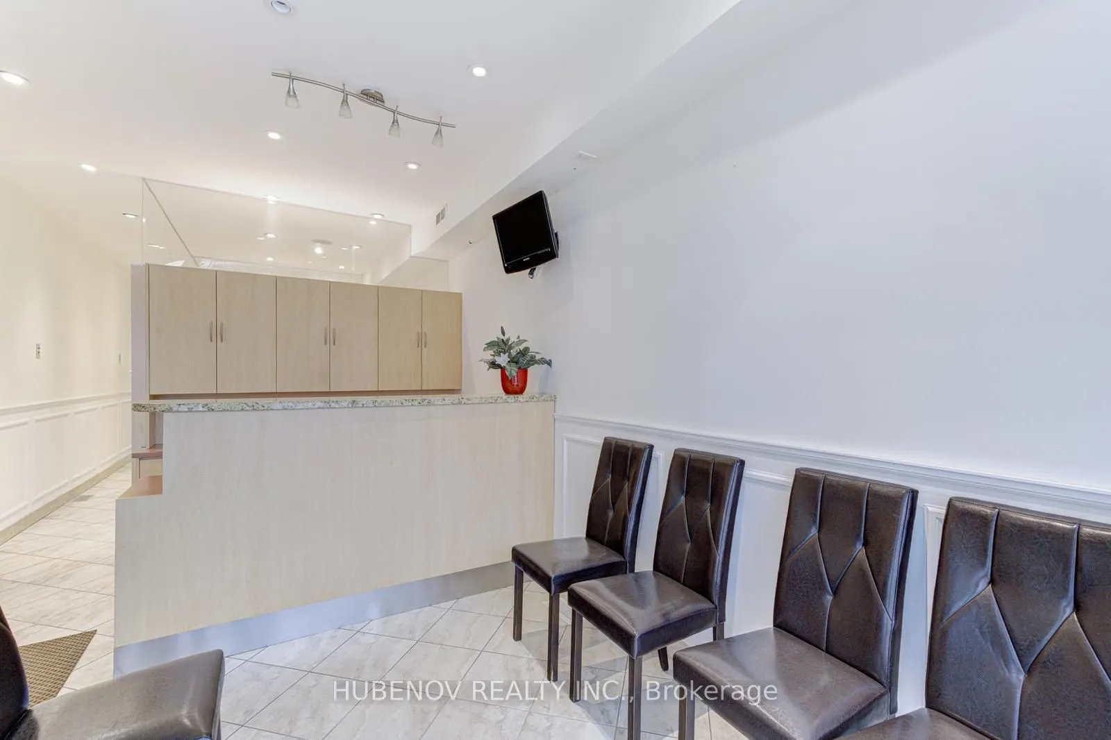 1261 St.Clair Avenue W