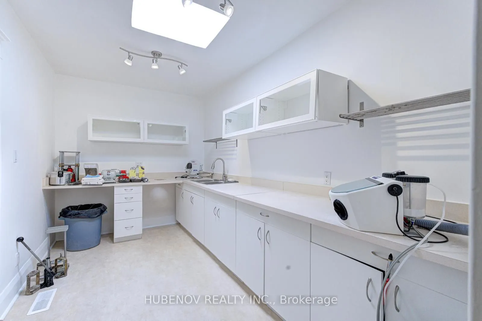 1261 St.Clair Avenue W
