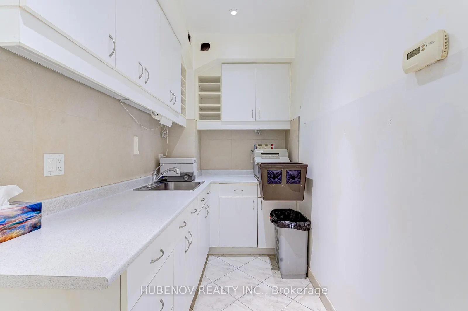 1261 St.Clair Avenue W