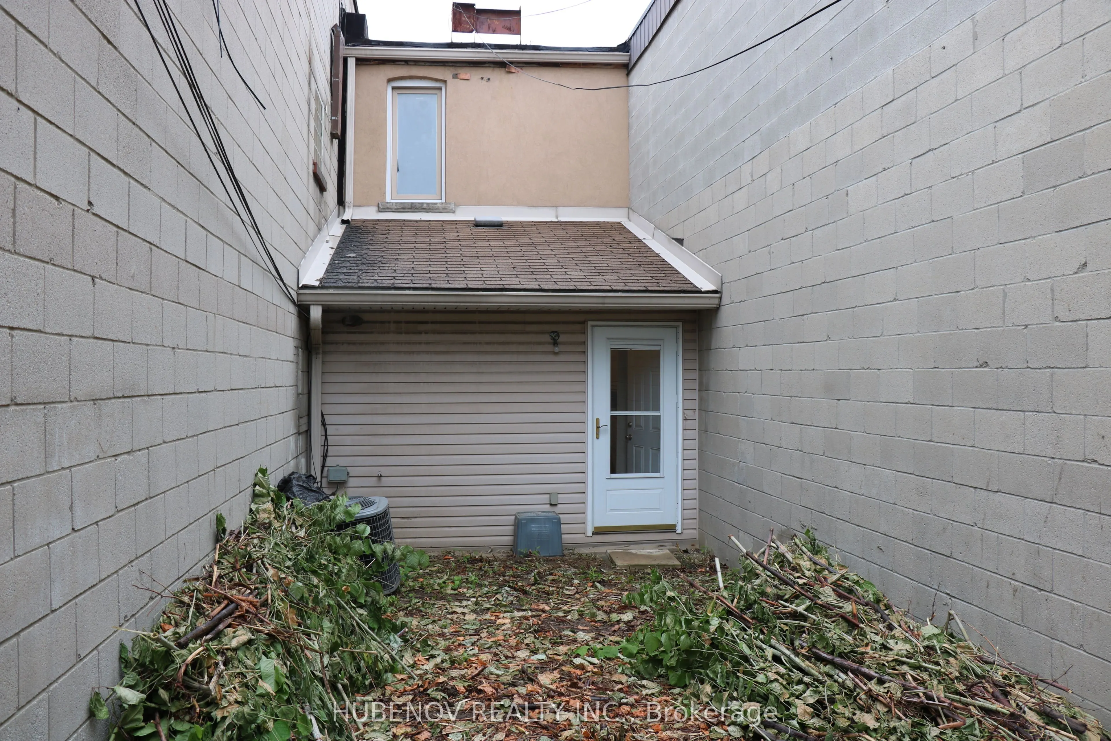 1261 St.Clair Avenue W